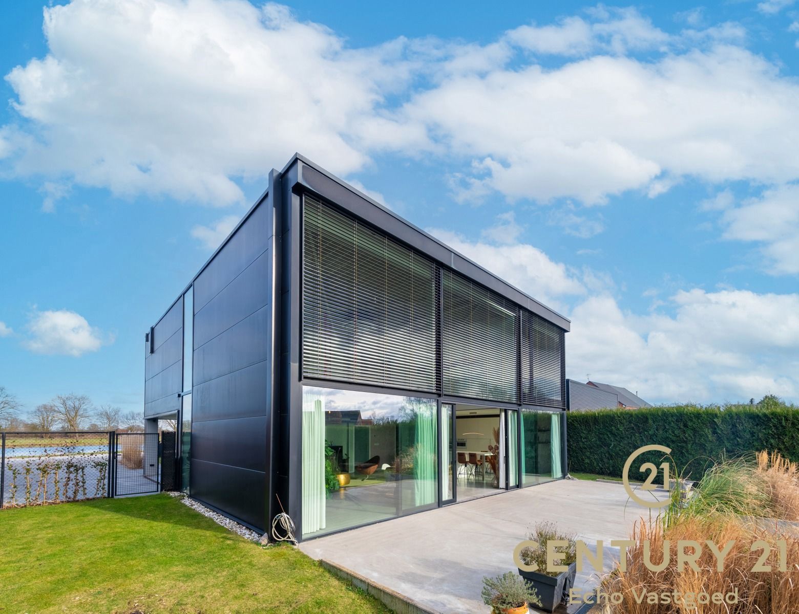 Unieke energiezuinige Loft-Stijl villa aan het water foto 27