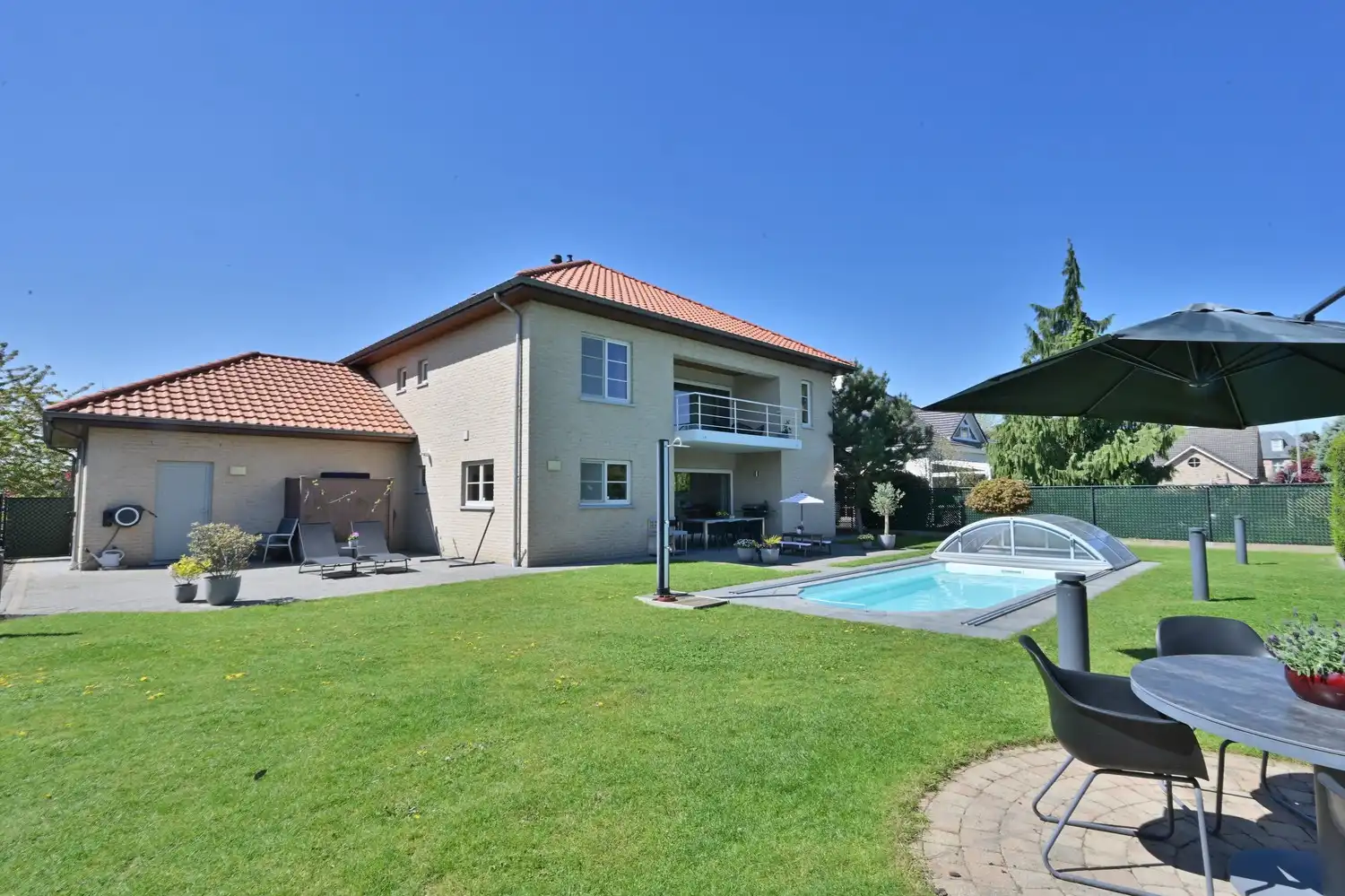 Exclusieve villa met zwembad op absolute toplocatie in het charmante Neerharen (Lanaken) foto 2