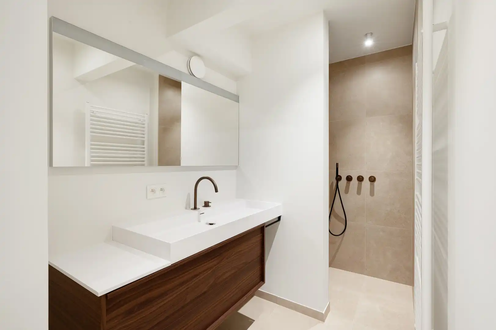 Gerenoveerd appartement centraal gelegen in het centrum van Knokke, vlakbij de winkels en de zee. foto 22