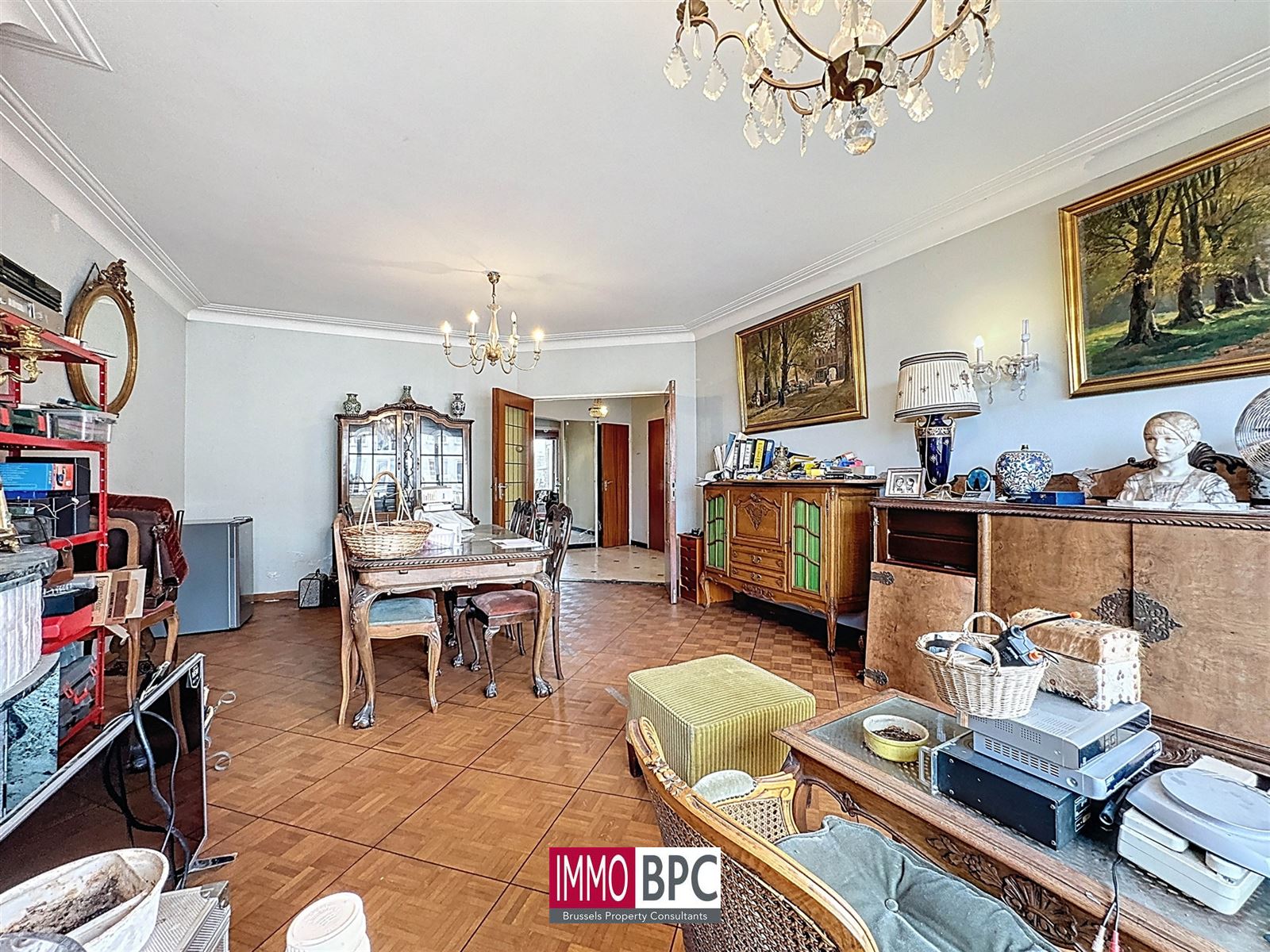 Ruim en lichtrijk appartement met 2 slaapkamers, terras en groot renovatiepotentieel in Koekelberg foto 5