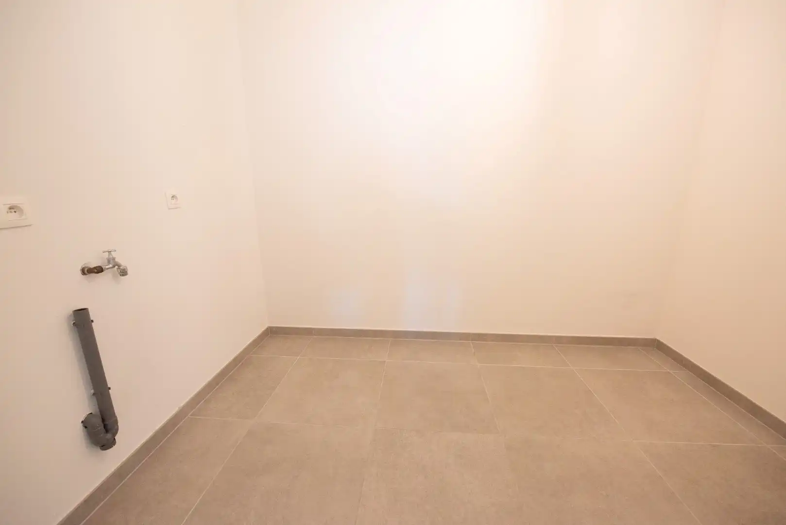 Prachtig gelijkvloers appartement van 147m² te Sint-Eloois-Vijve met tuintje en overdekt terras.  foto 9