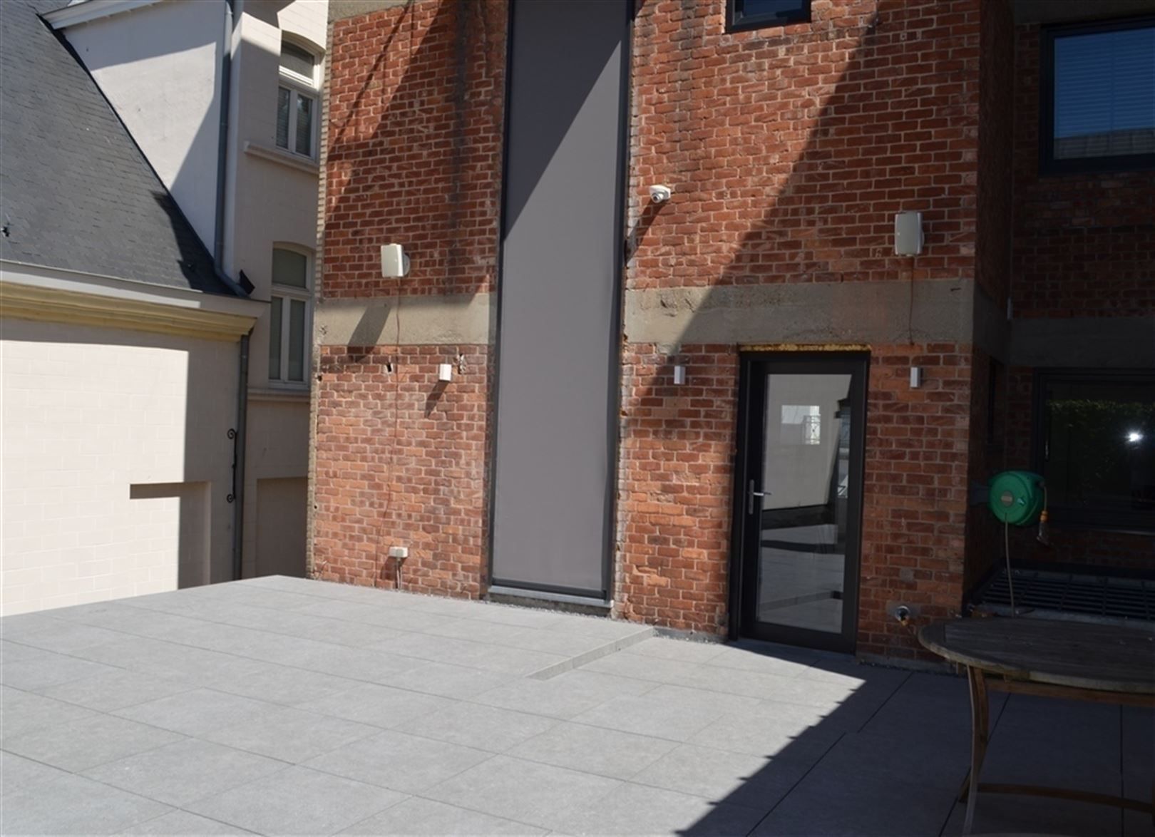 Duplex met ruim terras en garage in de stad foto 18