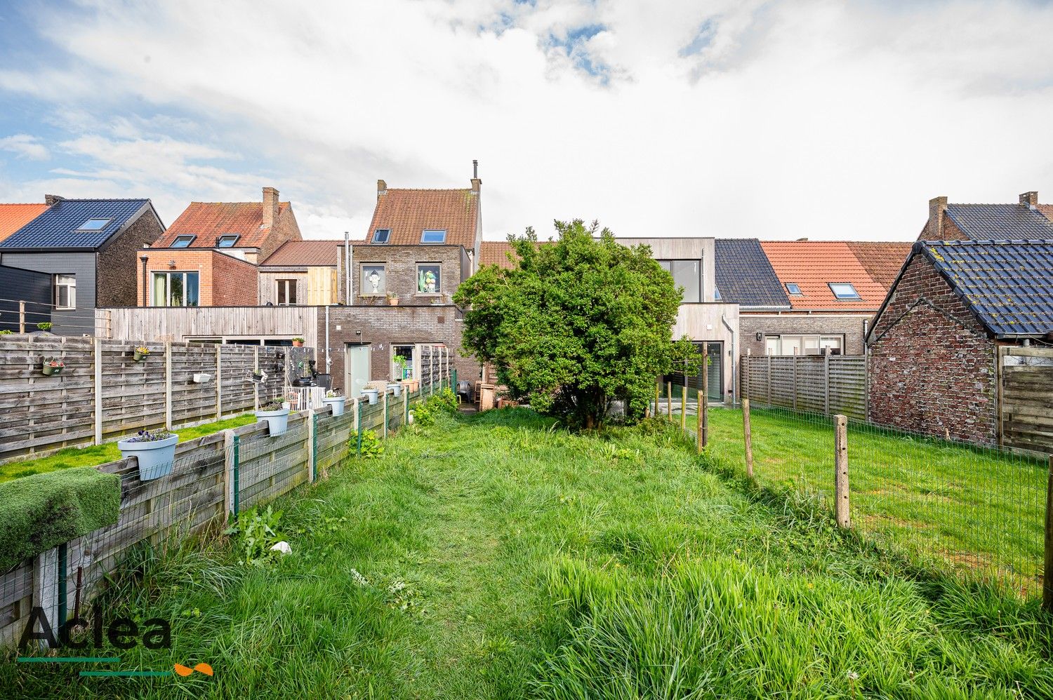 Te renoveren woning met 2/3 slpks en mooie tuin met uitweg foto 16