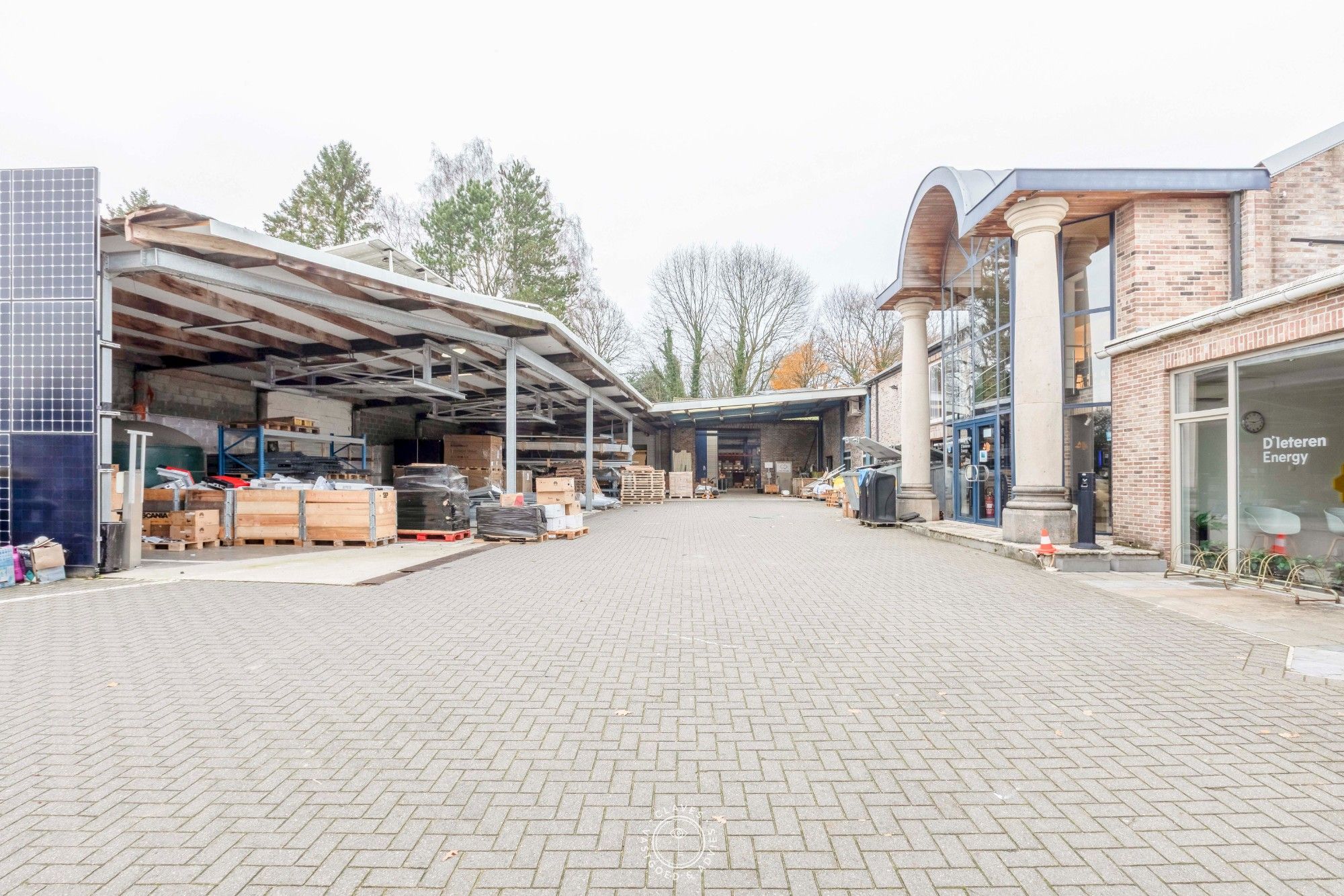 Multifunctioneel kantoorgebouw met magazijnen foto 23