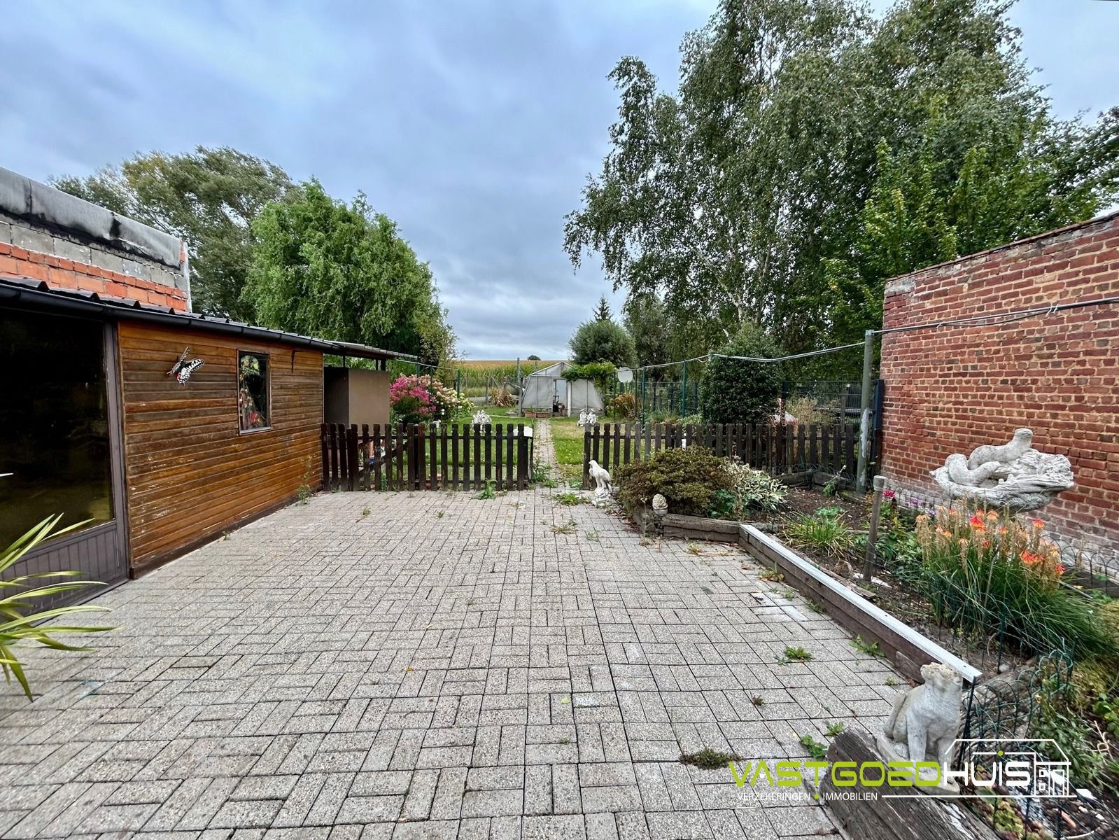 Ruime gezinswoning met garage en tuin foto 23