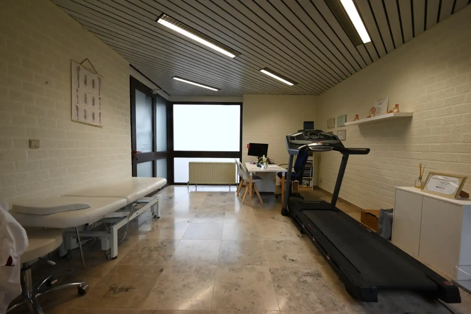 Praktijk-/ kantoorruimte op een commerciële locatie! foto 3