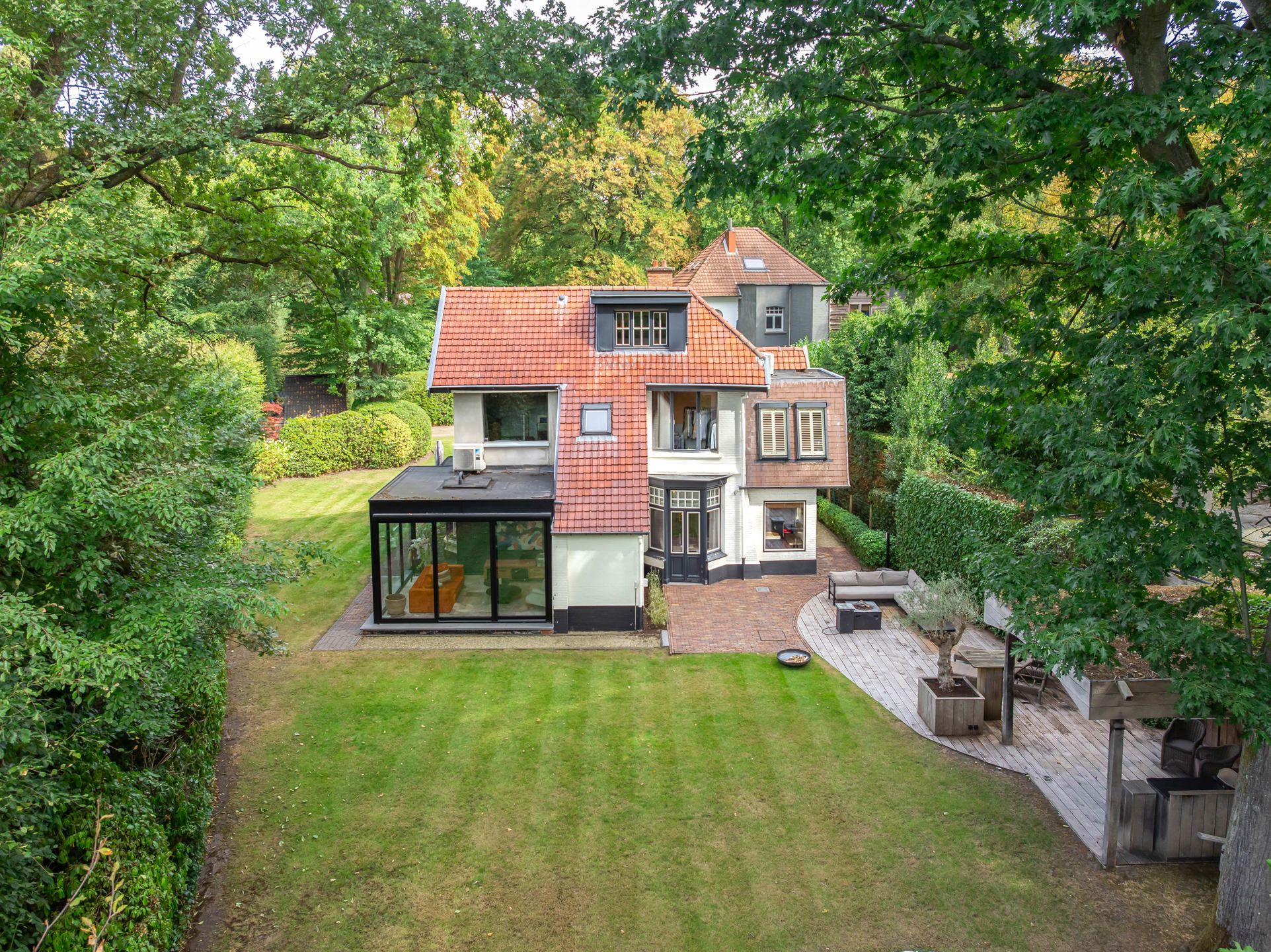 Karaktervolle villa op ca 1.780 m² met bijgebouw en garage foto 21
