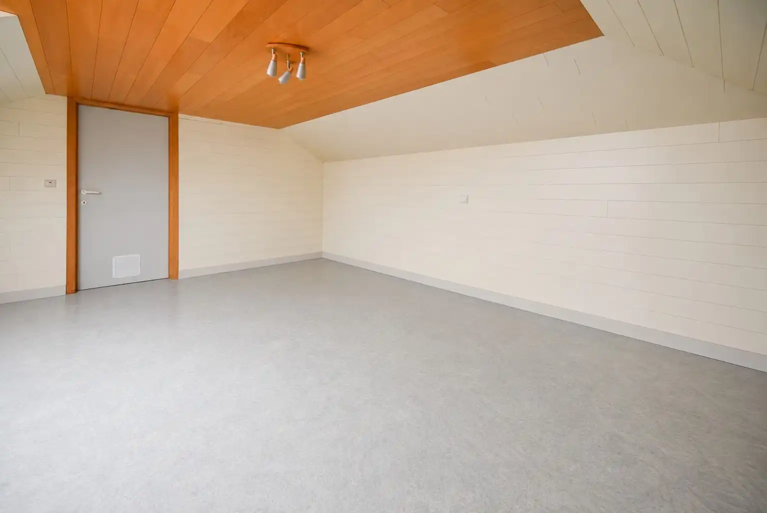 Zeer ruim appartement in het centrum van Oostrozebeke foto 9