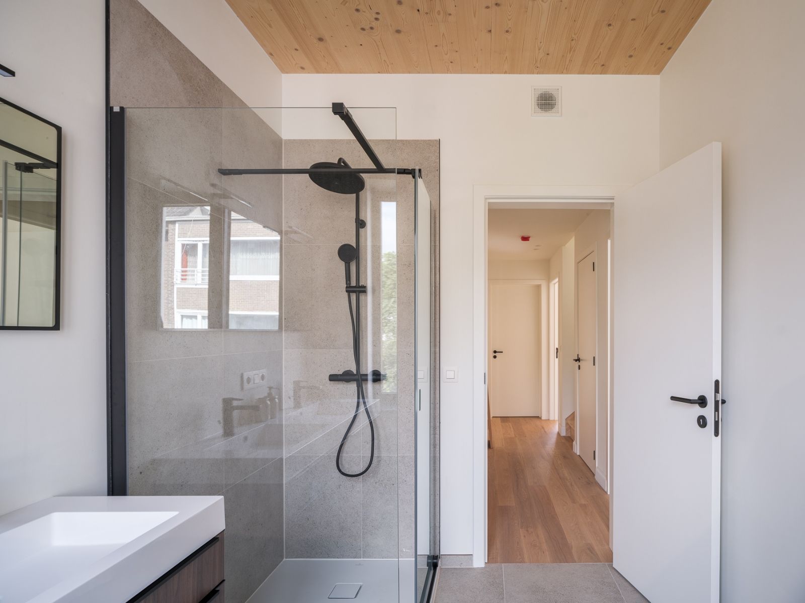 Lichtrijk gerenoveerde duplex vlakbij Gent centrum foto 15