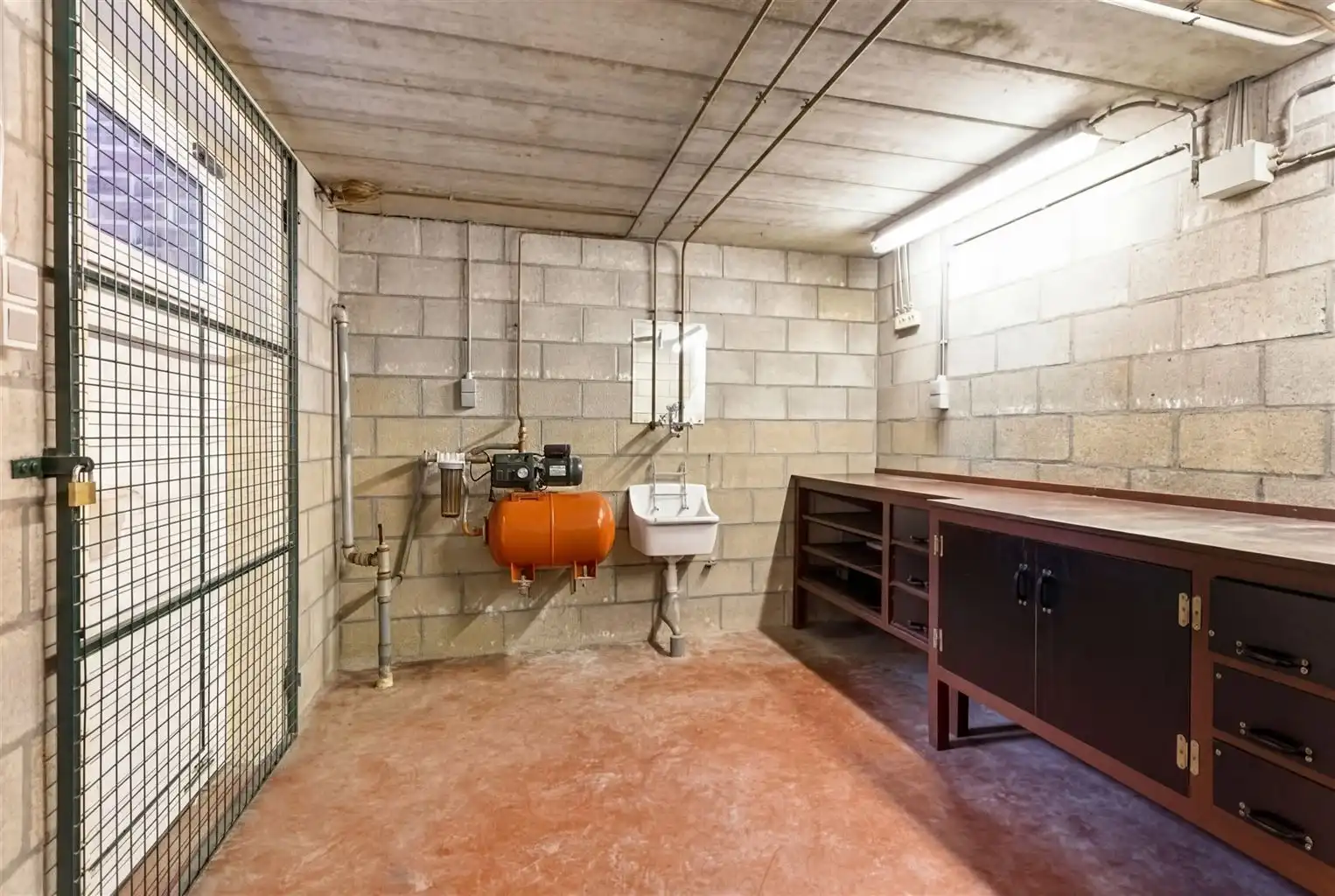 Ruime, vrijstaande woning op een perceel van 965m2 met 3 slaapkamers, inpandige garage en tuin, rustig doch centraal gelegen in Oud-Dilsen. foto 31