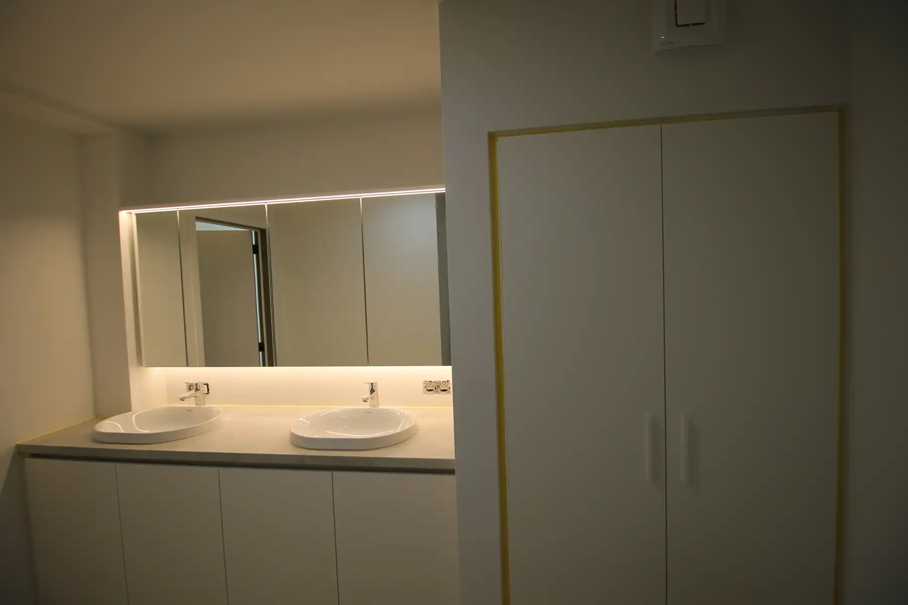 Uniek en ruim (ca 134m²) gelijkvloers appartement met 2 slaapkamers, terras en tuin en autostaanplaats. foto 8