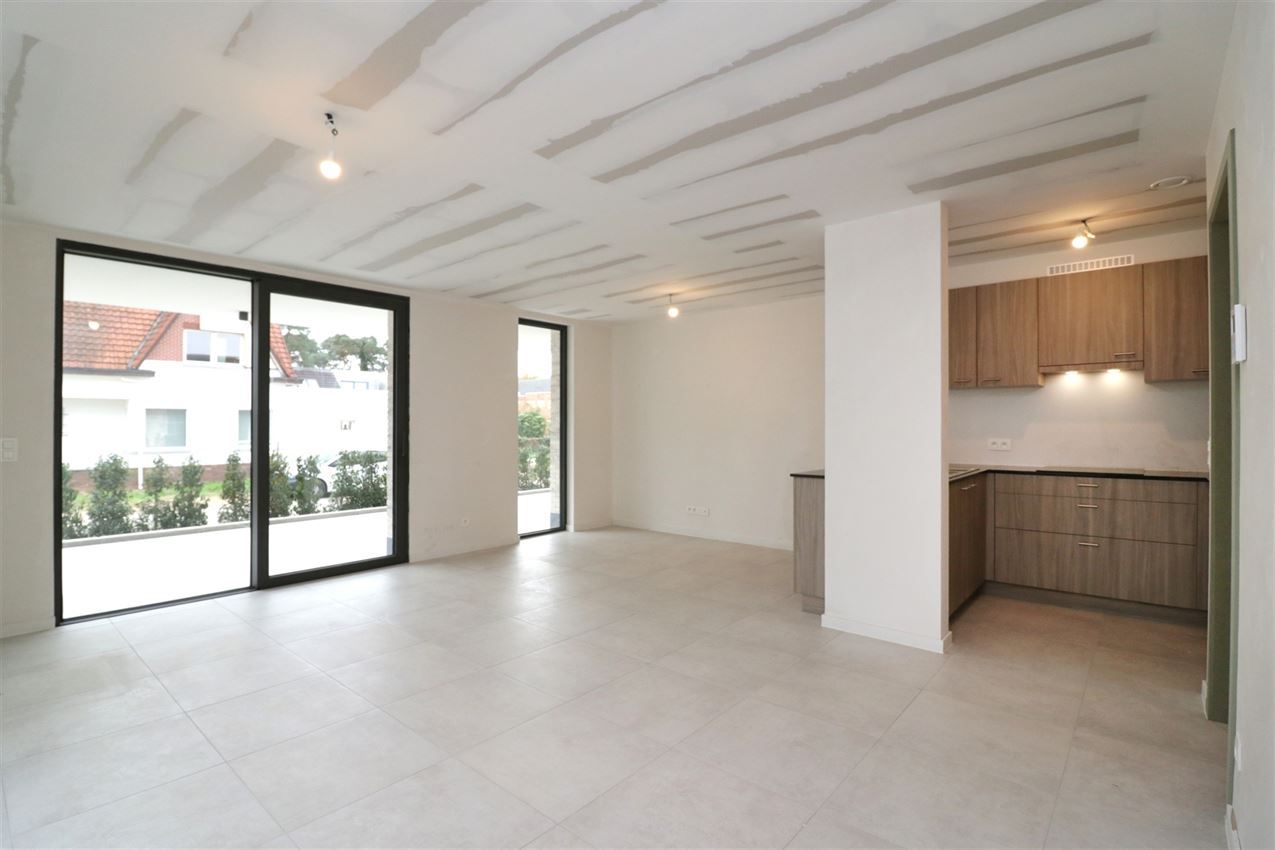 splinternieuw, gelijkvloers, ruim terras, 2 slpk foto 6