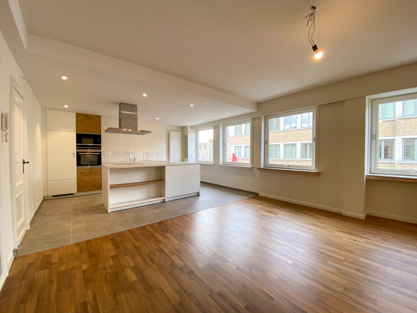 Volledig gerenoveerd appartement (140m²) met 2 slaapkamers en terras. foto 3