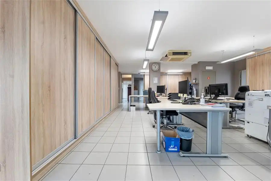 RUIME KANTOORRUIMTE VLAKBIJ HET CENTRUM VAN SINT-TRUIDEN foto 9