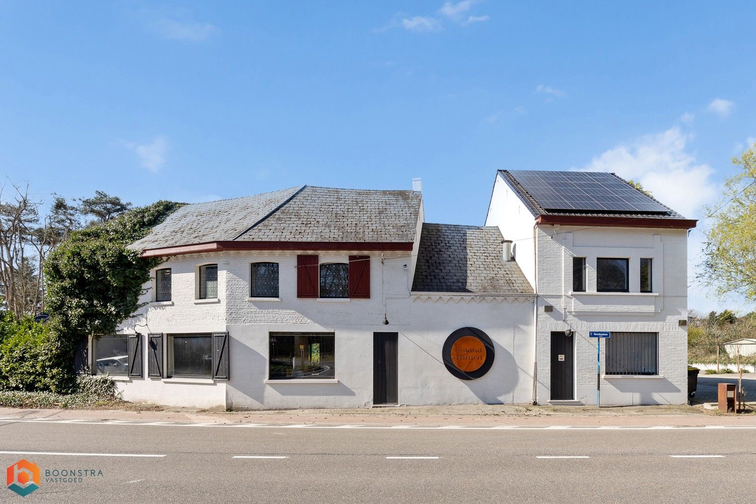 Grondig gerenoveerd handelsgelijkvloers met woonst en ruime parking foto 28