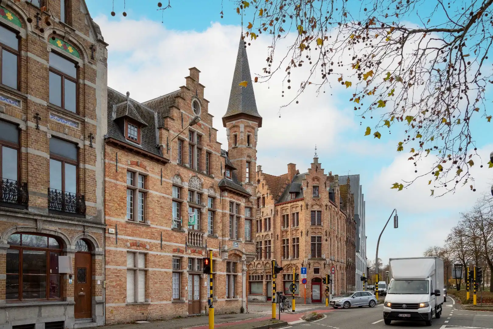 Iconisch neo-gotisch pand met uniek zicht op de Ezelpoort en het Stil Ende foto 23