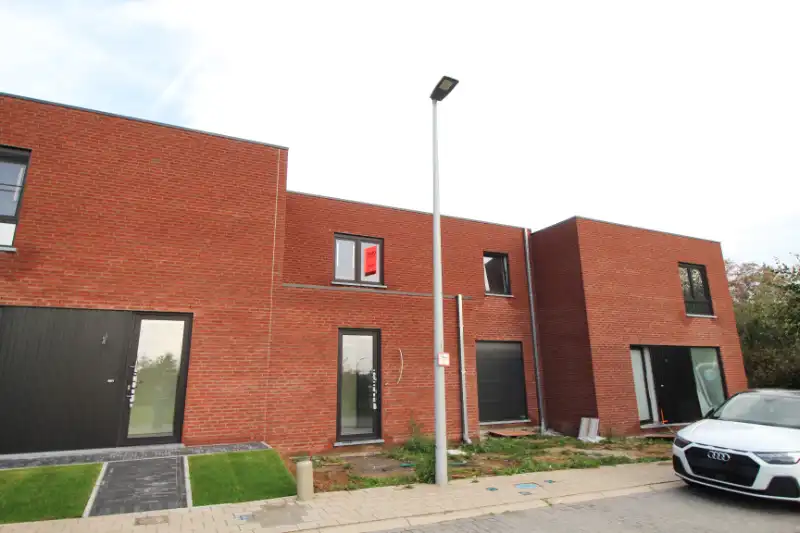 Ruime nieuwbouwwoning te Kortrijk foto 2