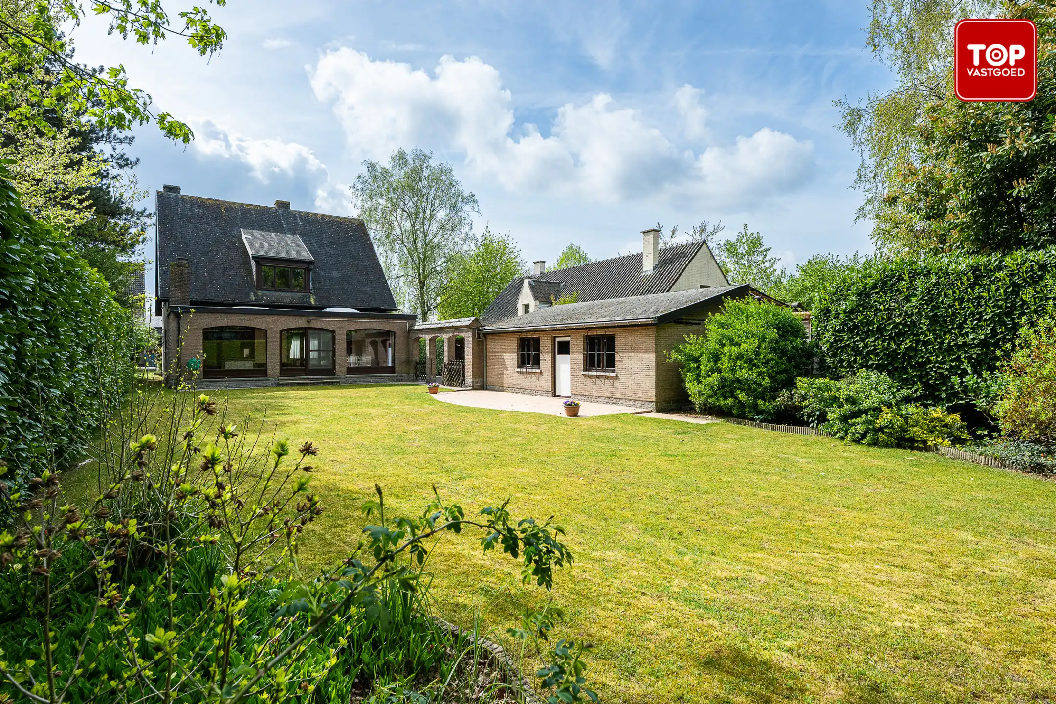 Hoofdfoto van de publicatie: Te renoveren karaktervolle villa met 4 slaapkamers, gelegen op een perceel van 900 m².