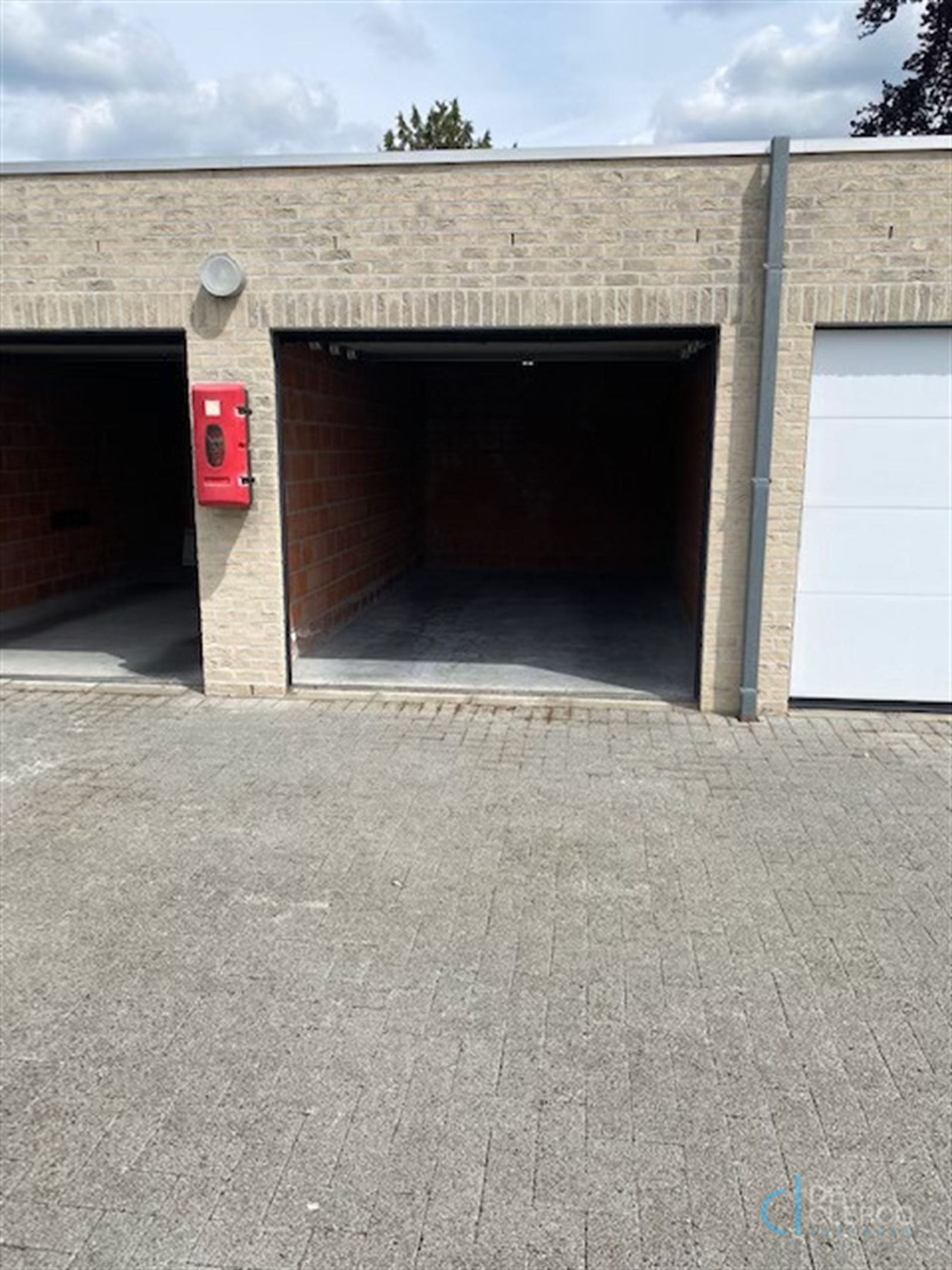 Goed gelegen bovengrondse garage te huur, centrum Lochristi! foto 3