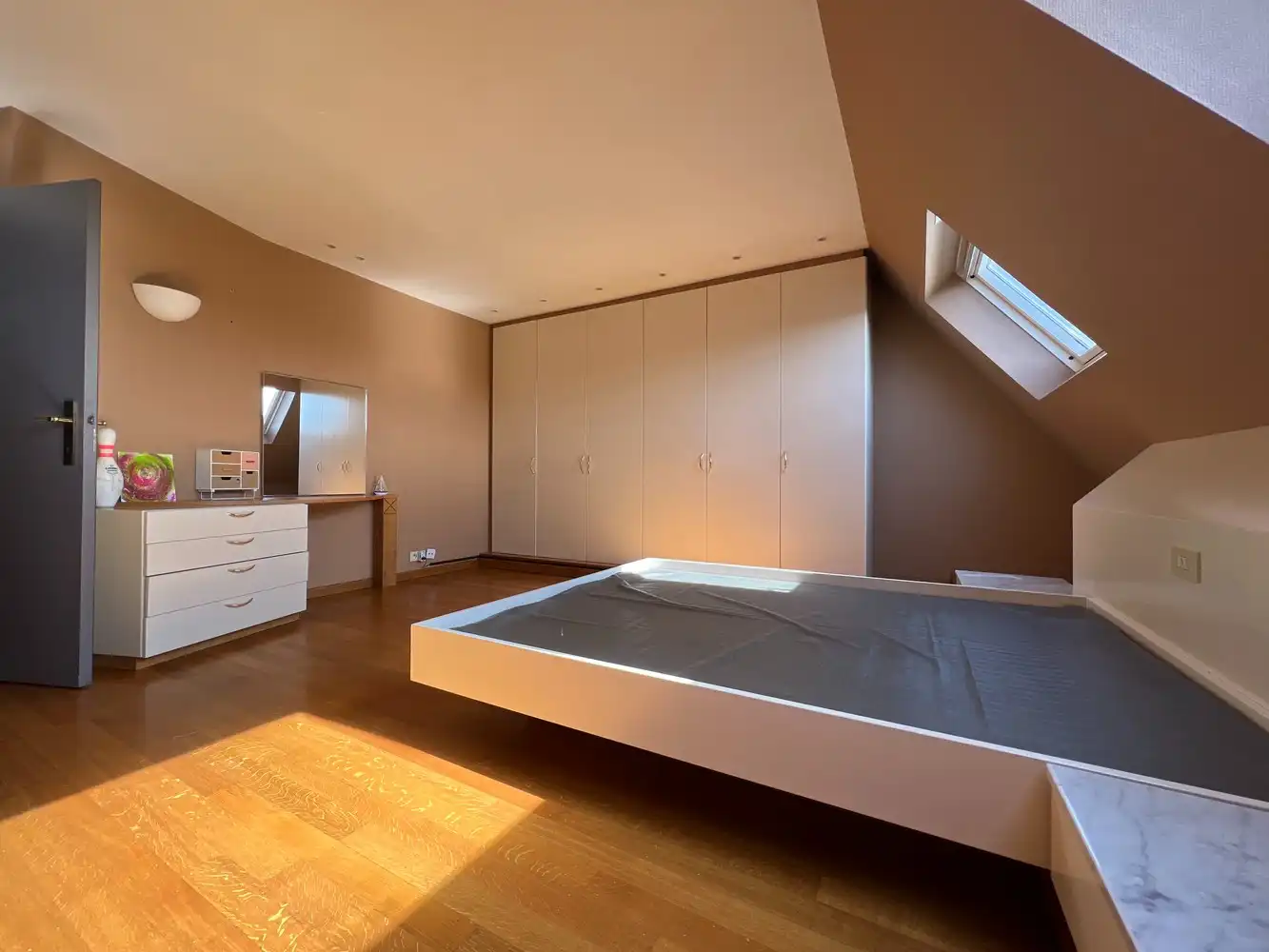 Lichtrijk appartement met 2 slaapkamers + garage foto 7