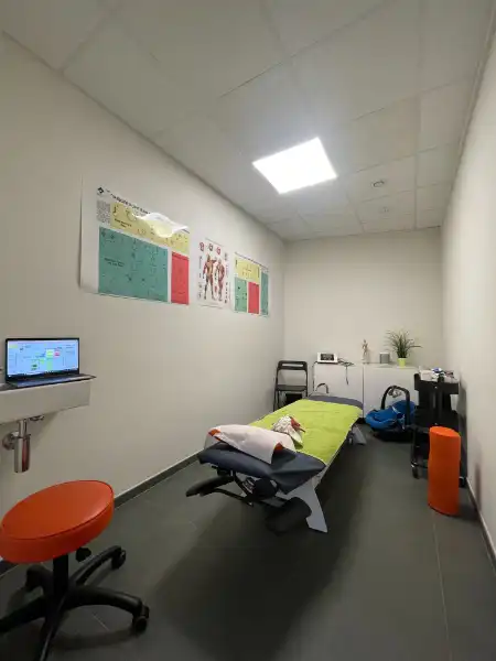 Smaakvol gerenoveerde kantoor- of praktijkruimte nabij centrum Zwijnaarde foto 6