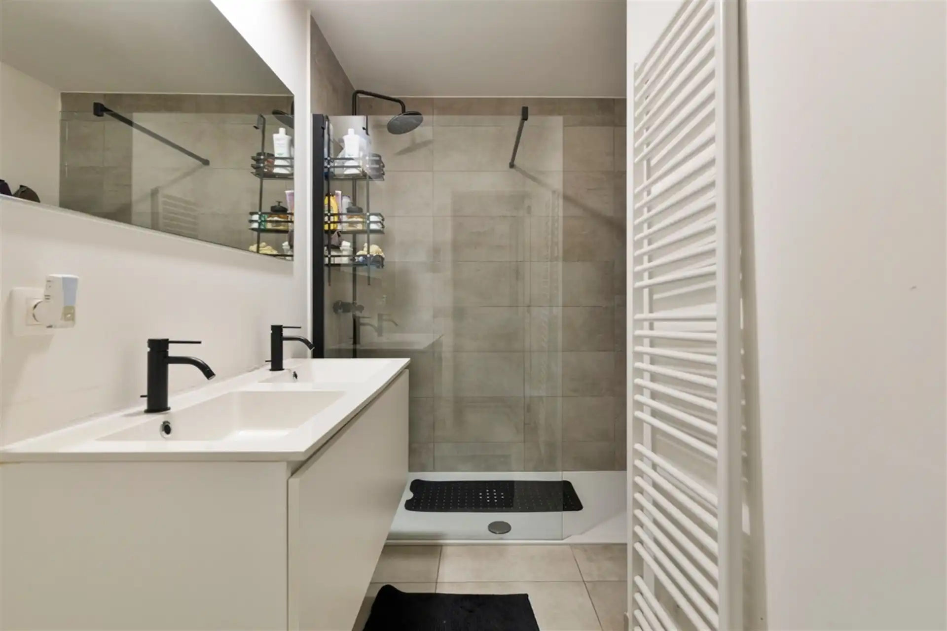 Gelijkvloers appartement met groot terras en tuin foto 9