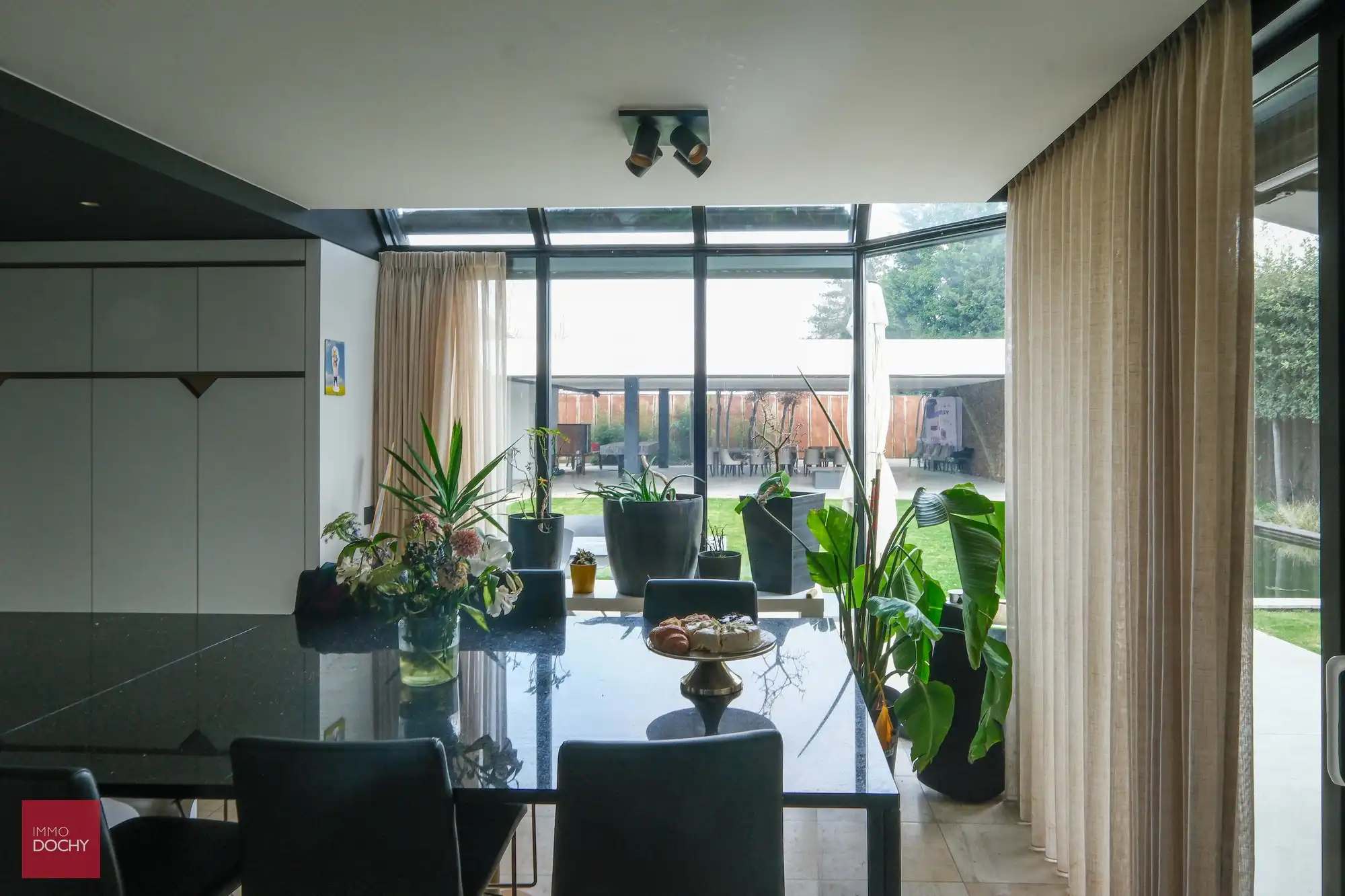 Commercieel gelegen kantoorcomplex met privé-woonst (villa) foto 24