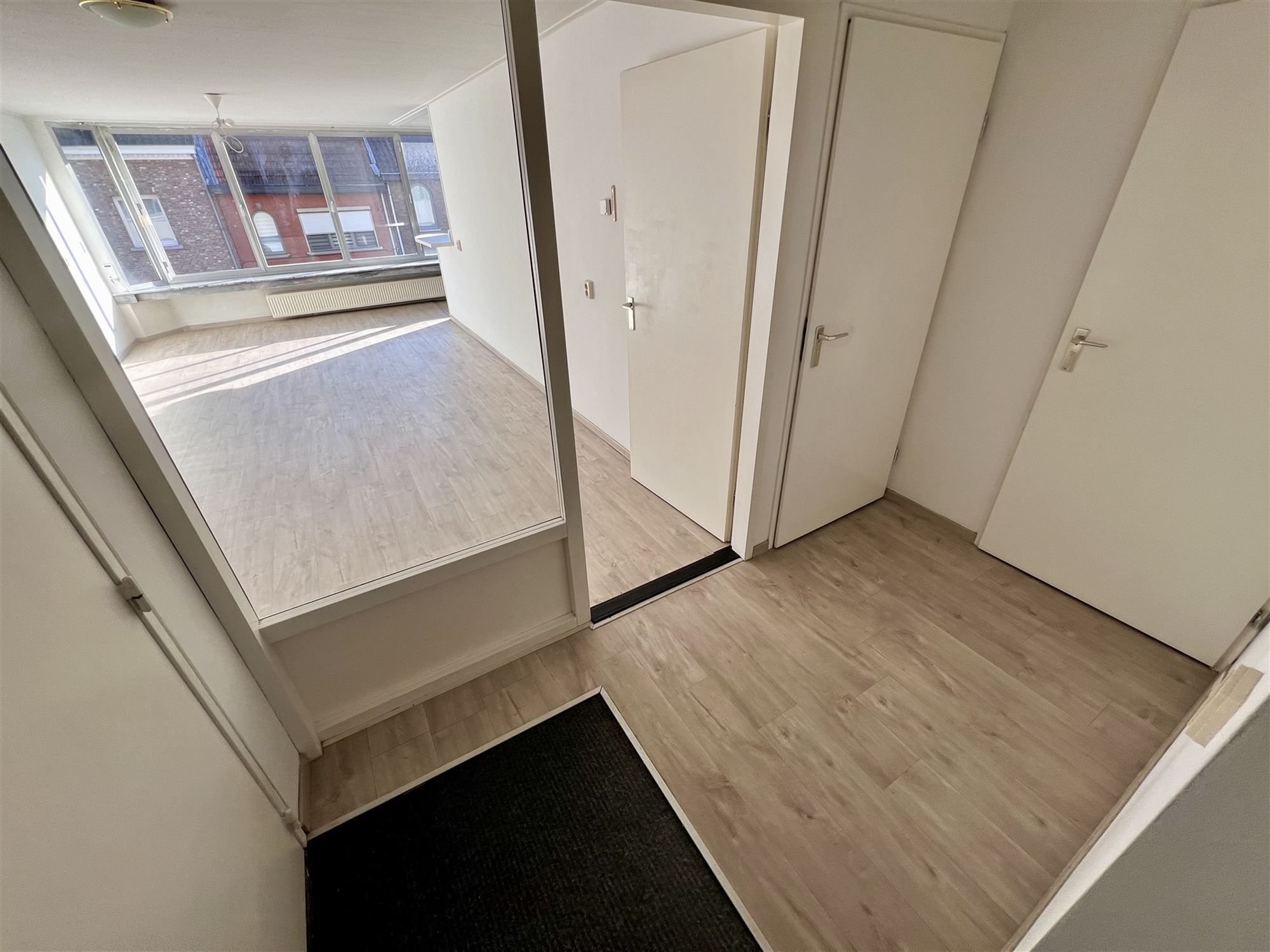 Ruim 2-slaapkamer appartement met overdekte garage. foto 6