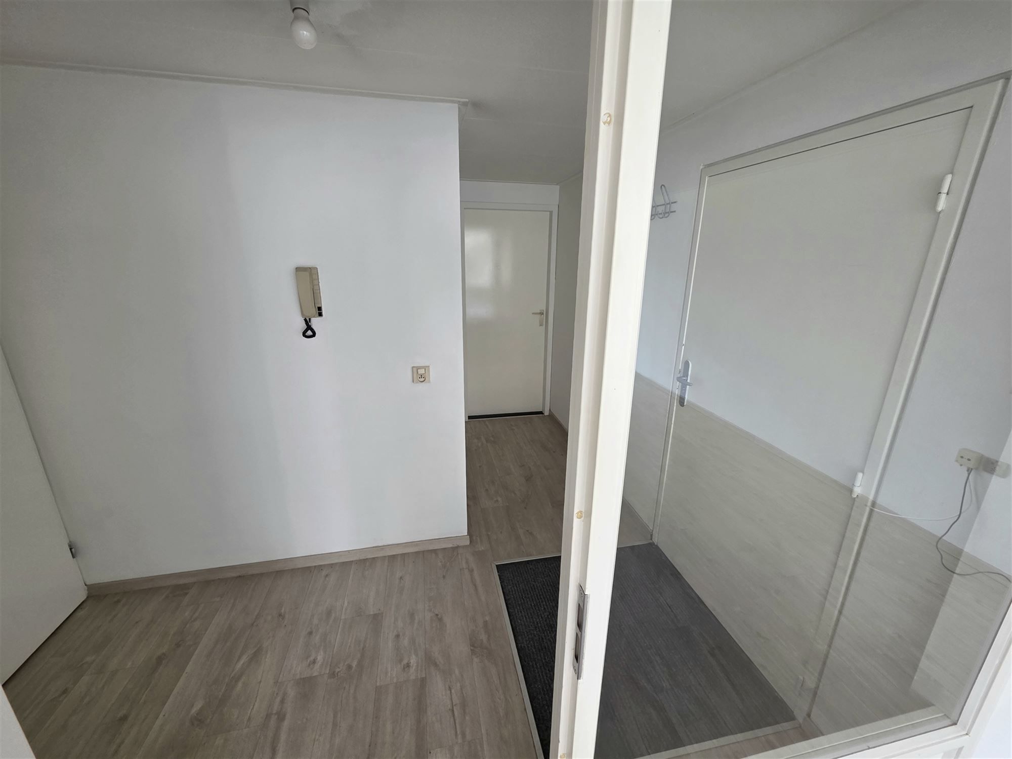 Ruim 2-slaapkamer appartement met overdekte garage. foto 6