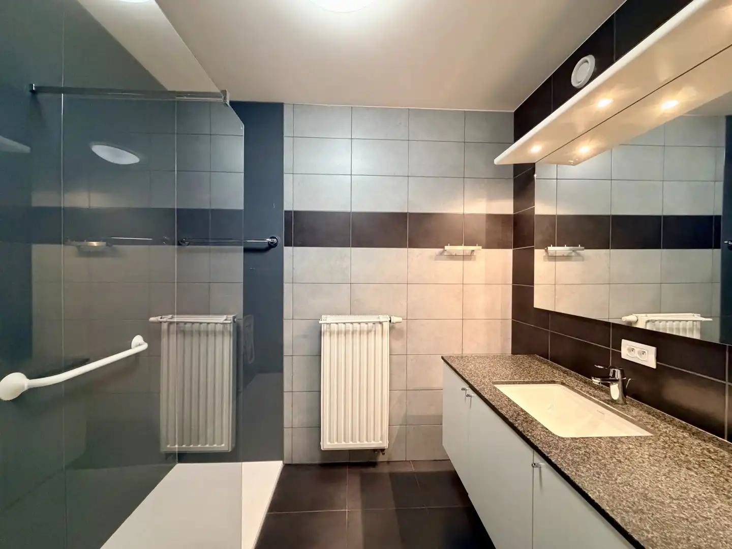 Instapklaar 2-slaapkamerappartement en terras op wandelafstand van centrum Tielt! foto 10