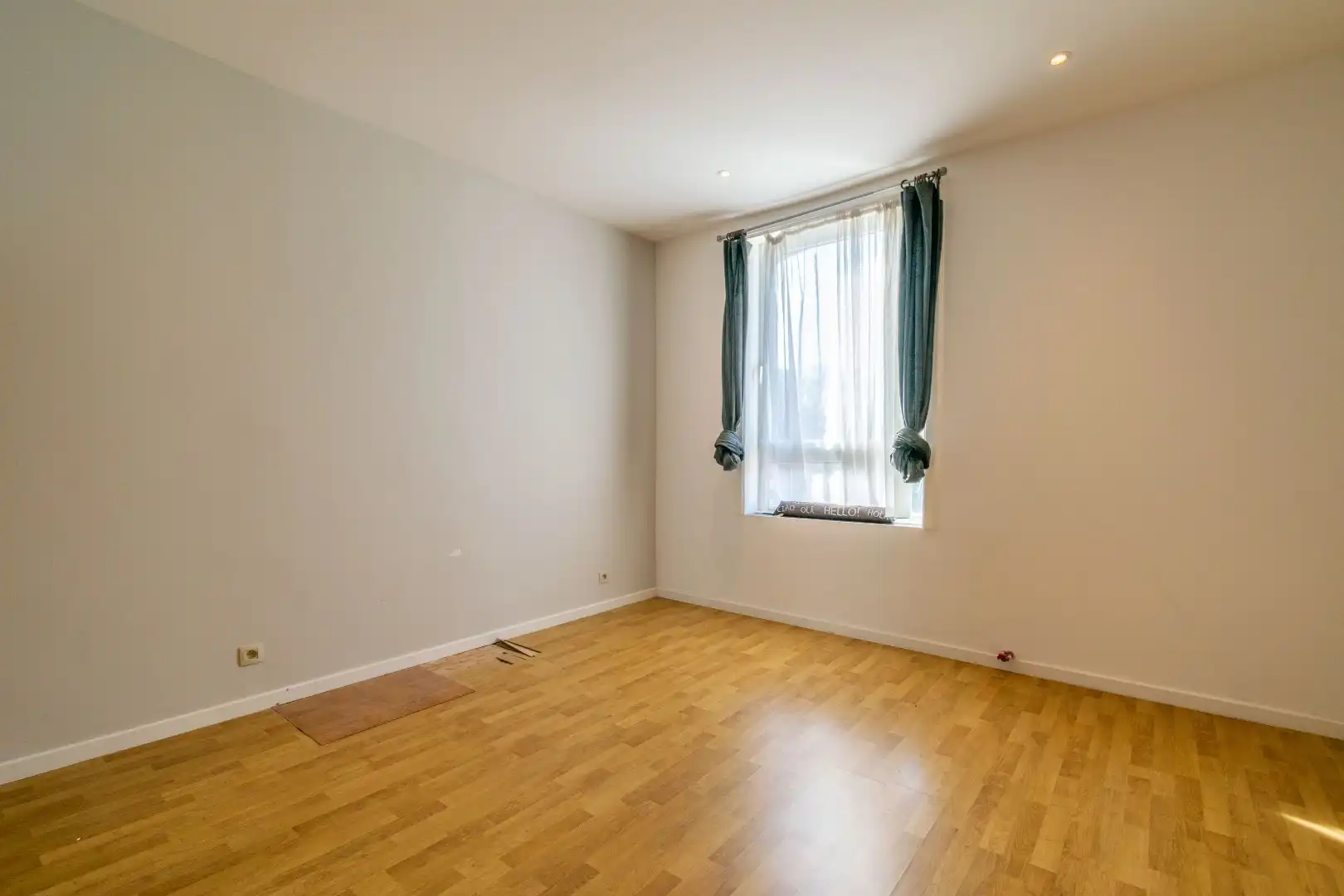 Een goed gelegen, verder af te werken rijwoning te Lot foto 7