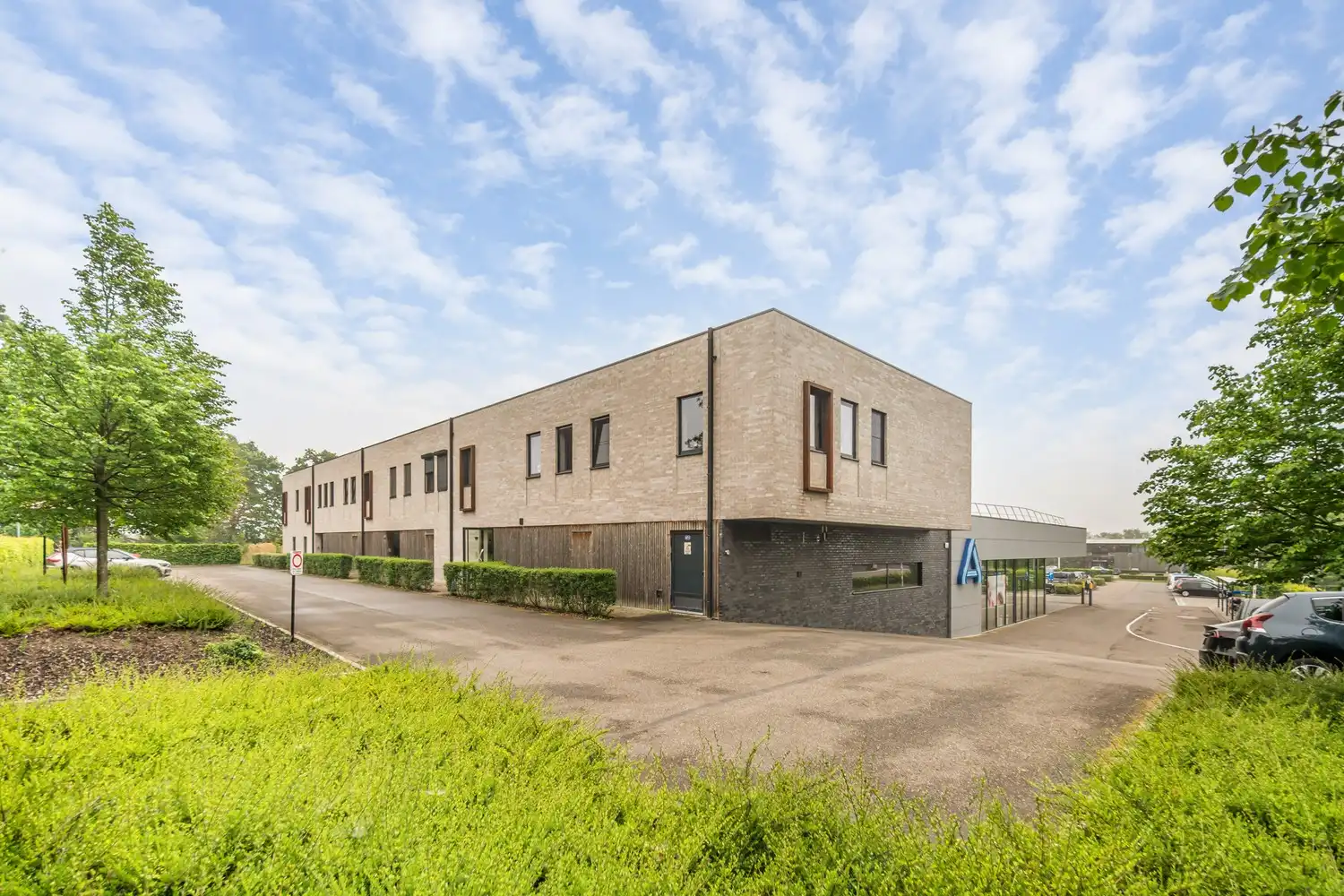 Recent en energiezuinig(A-label) appartement met 2 slaapkamers, 2 autostaanplaatsen, een ruim terras en een private berging te Korbeek-Lo! foto {{pictureIndex}}