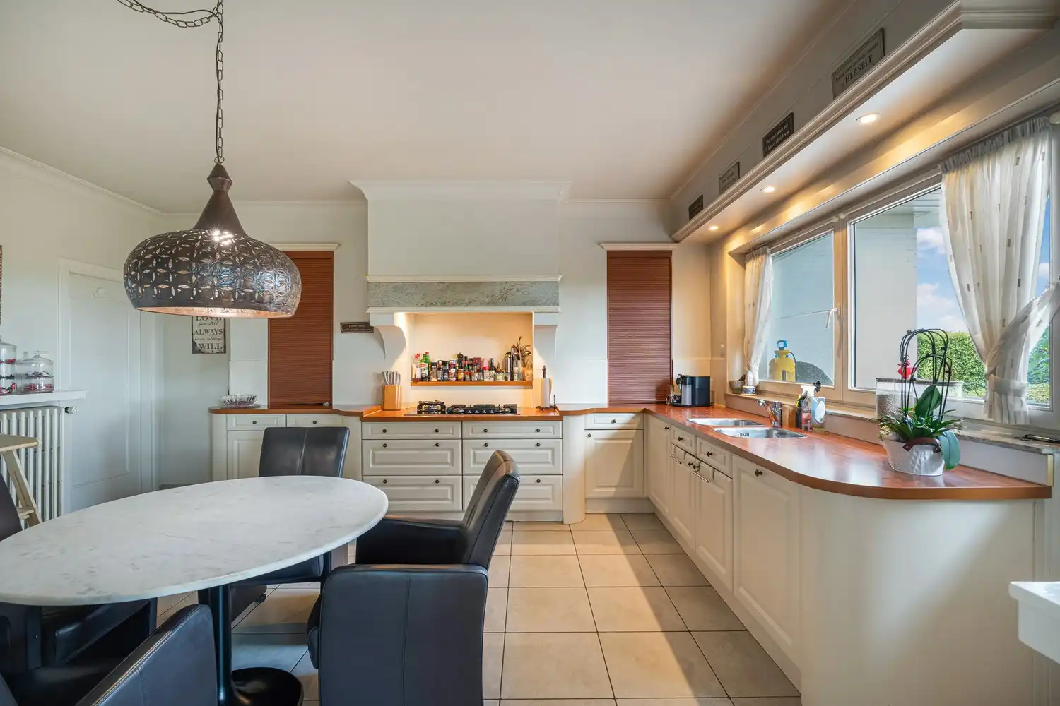 Verrassend ruime villa met 5 slaapkamers, praktijkruimte, zwembad en eindeloze mogelijkheden foto 10
