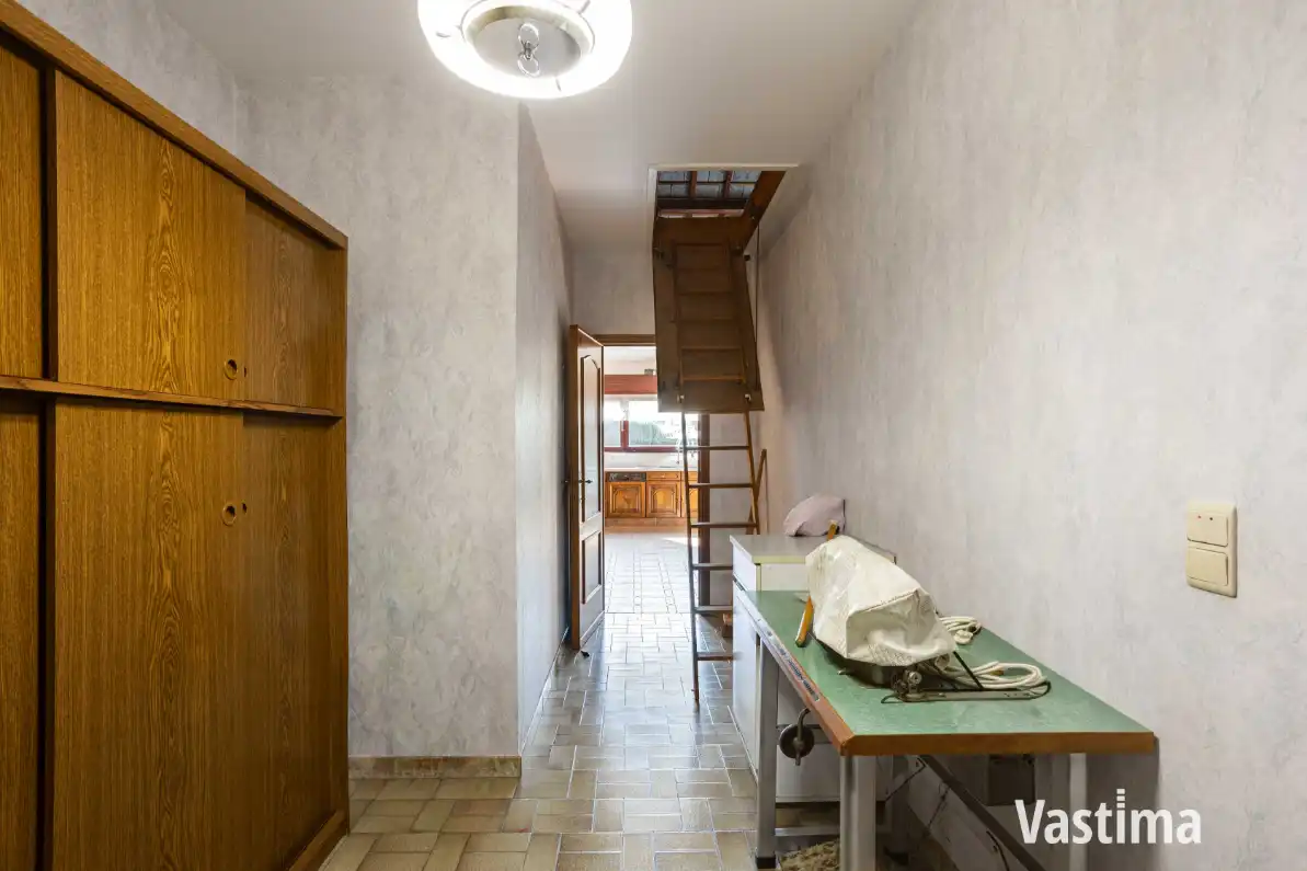 Rustig gelegen halfopen woning met dubbele garage en veel potentieel foto 9