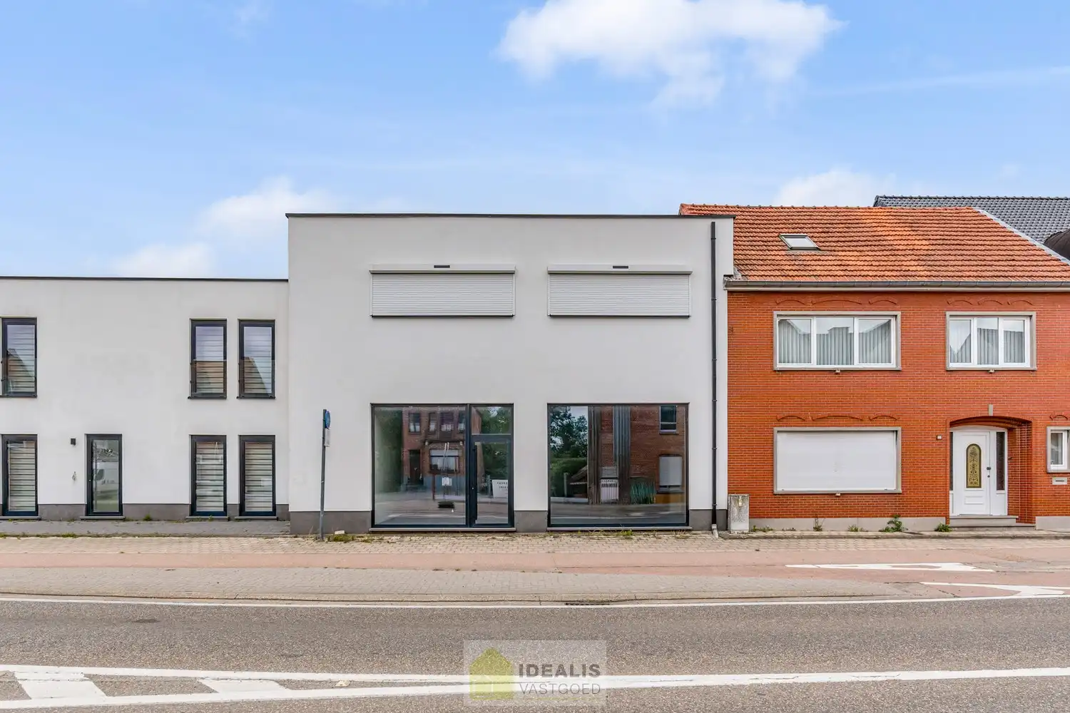 IDEALIS VASTGOED - HANDELSRUIMTE MET TAL VAN MOGELIJKHEDEN OP EEN TOPLOCATIE NABIJ HET CENTRUM VAN HEPPEN (LEOPOLDSBURG)! Dit handelspand van +- 90m² is gelegen langs de Diestersteenweg waardoor het een toplocatie is om handel te drijven met parkeergelegenheid achter het pand. Gemakkelijk te bereiken te voet, per auto én openbaar vervoer en gelegen op een absolute zichtlocatie langs een drukke doorgansweg en nog volledig naar eigen smaak af te werken en in te richten! foto 4