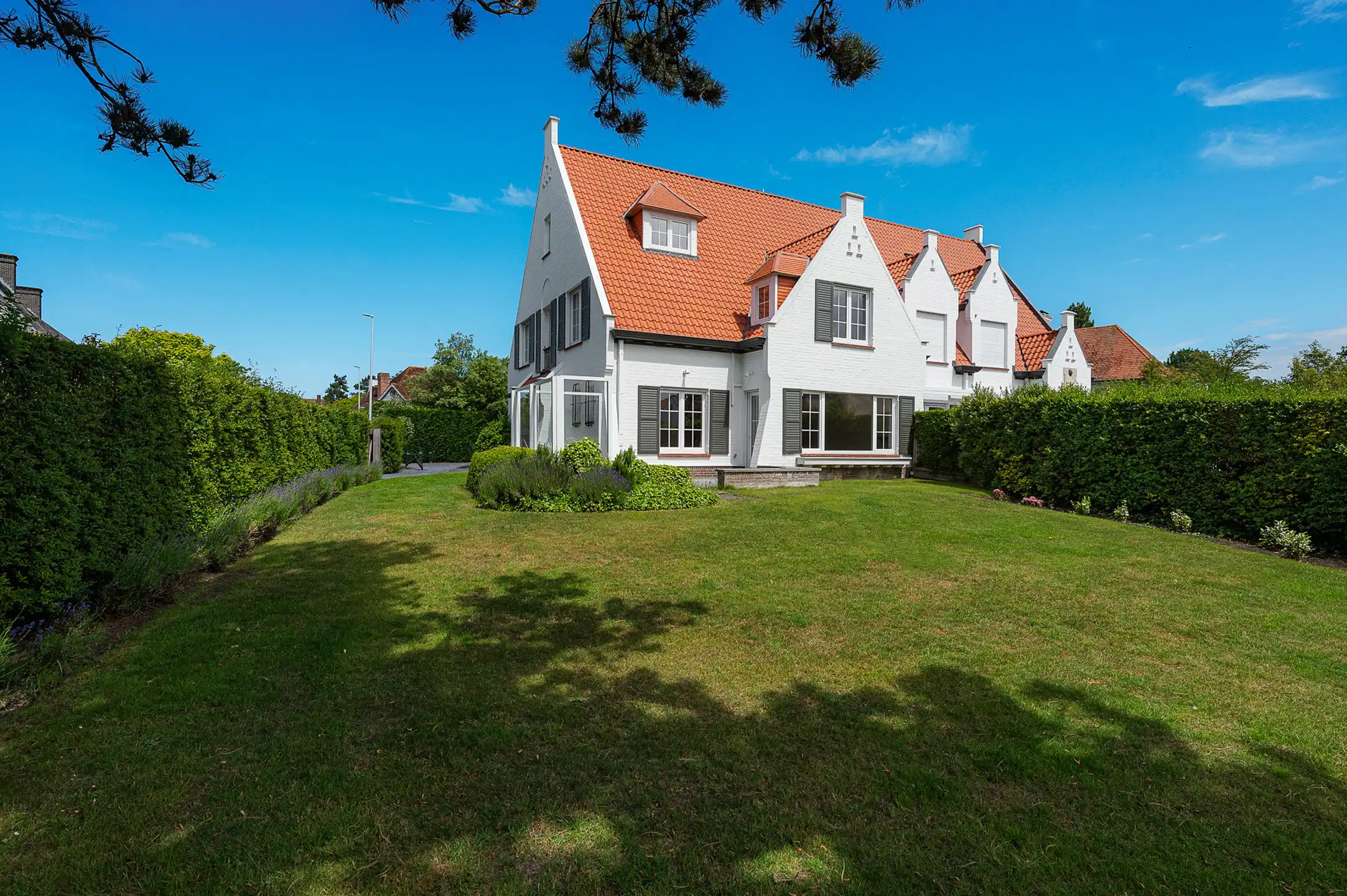 Charmante villa in Zoutestijl op toplocatie in het Zoute foto {{pictureIndex}}