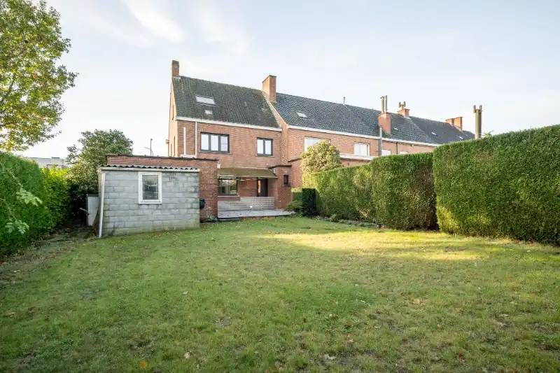 Gerenoveerde halfopen woning met ruime tuin. foto 20