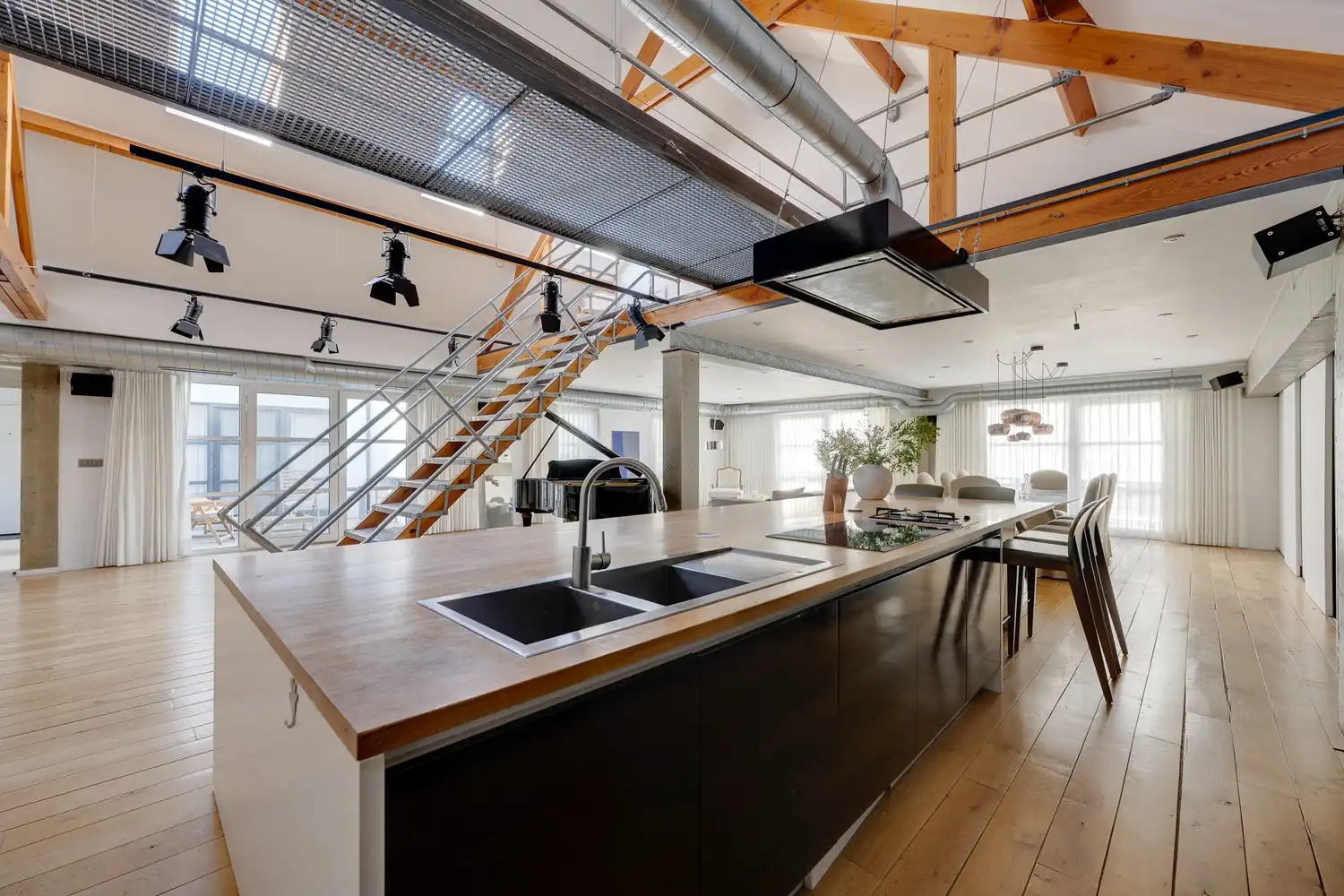 Ruime loft met 5 slaapkamers! foto 8