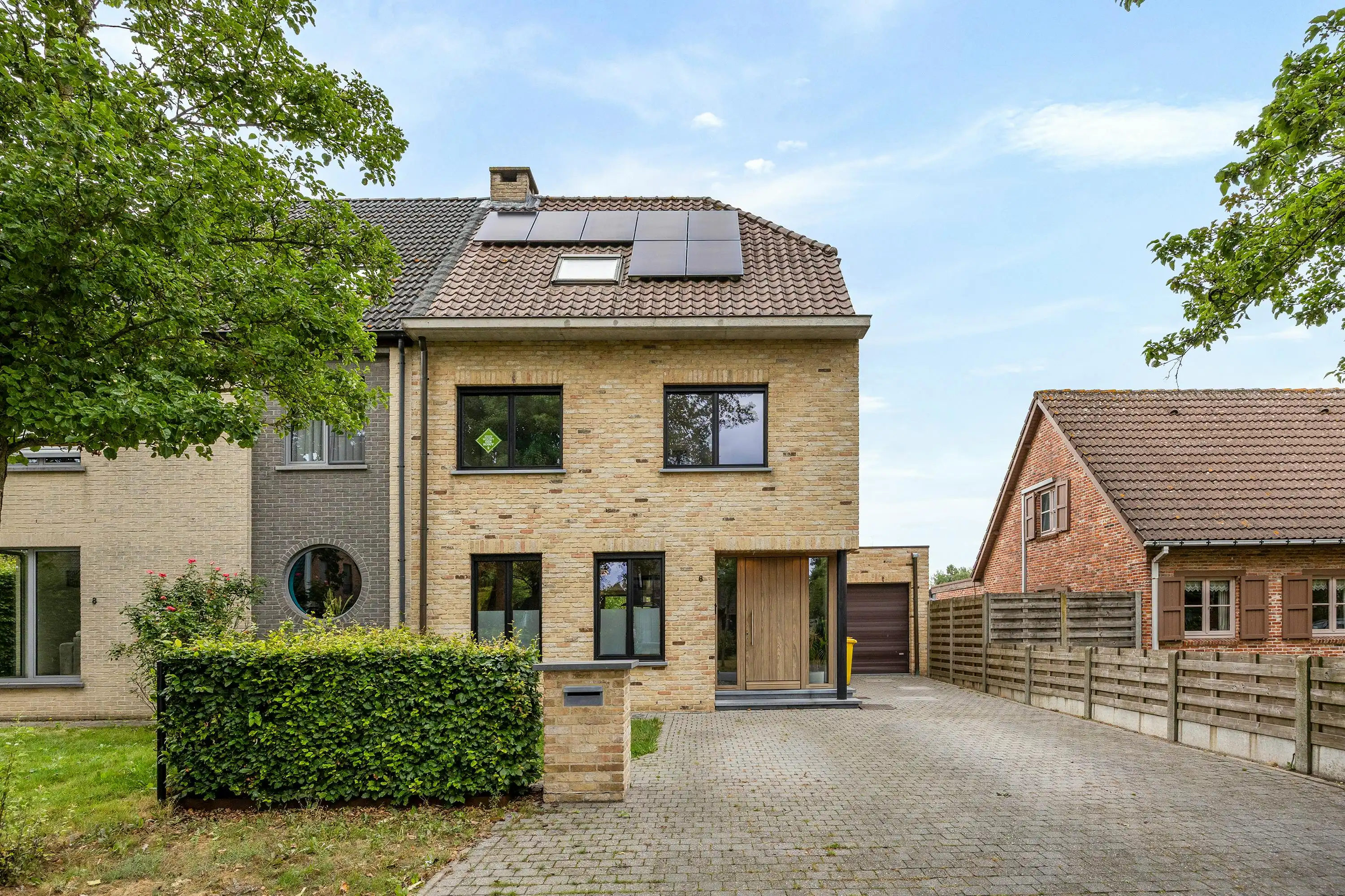 Ruime halfopen bebouwing in centrum Kalmthout te koop! foto {{pictureIndex}}
