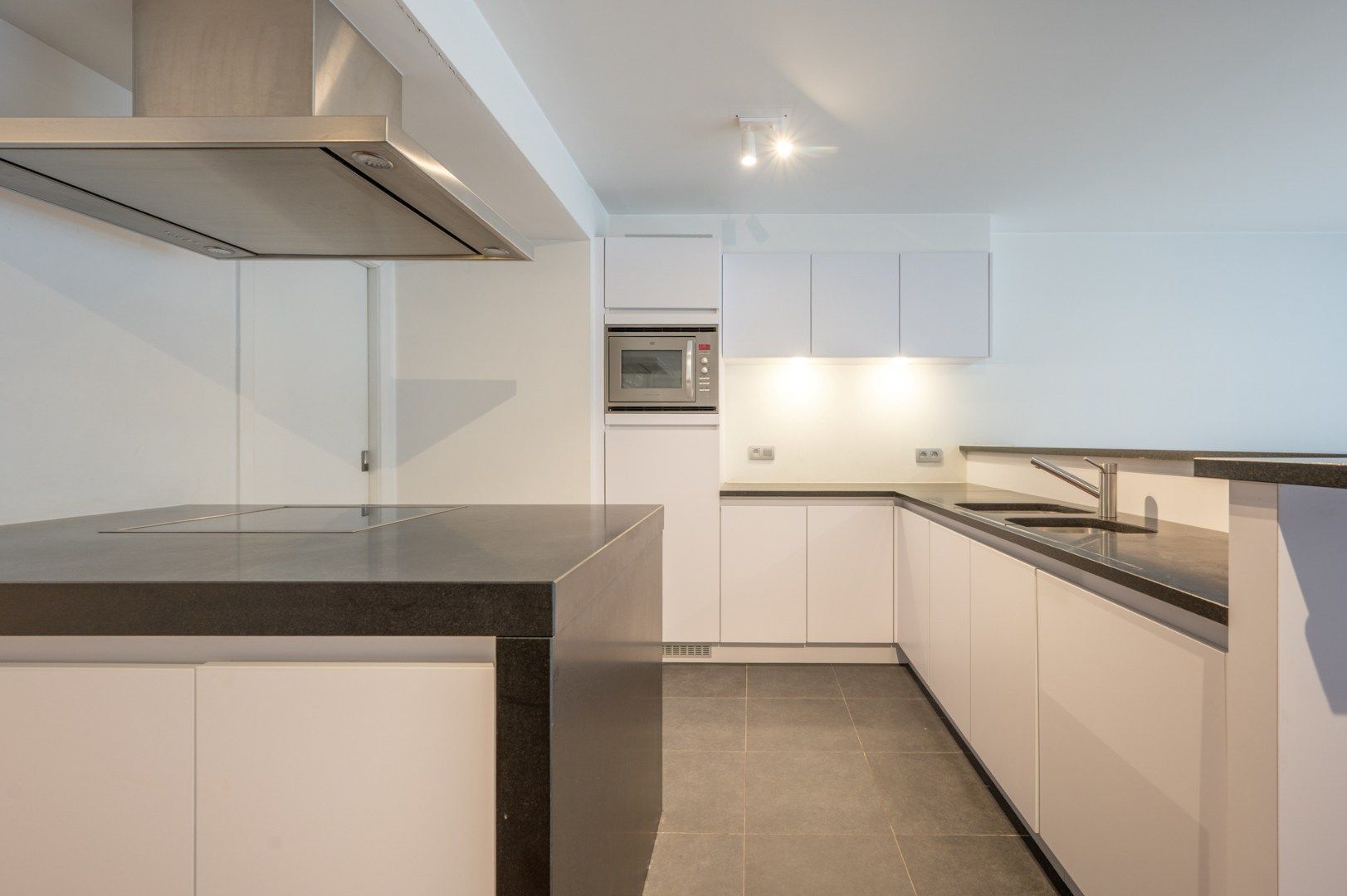 Mooi gemeubeld appartement op een rustige ligging, op wandelafstand van de Lippenslaan foto 3