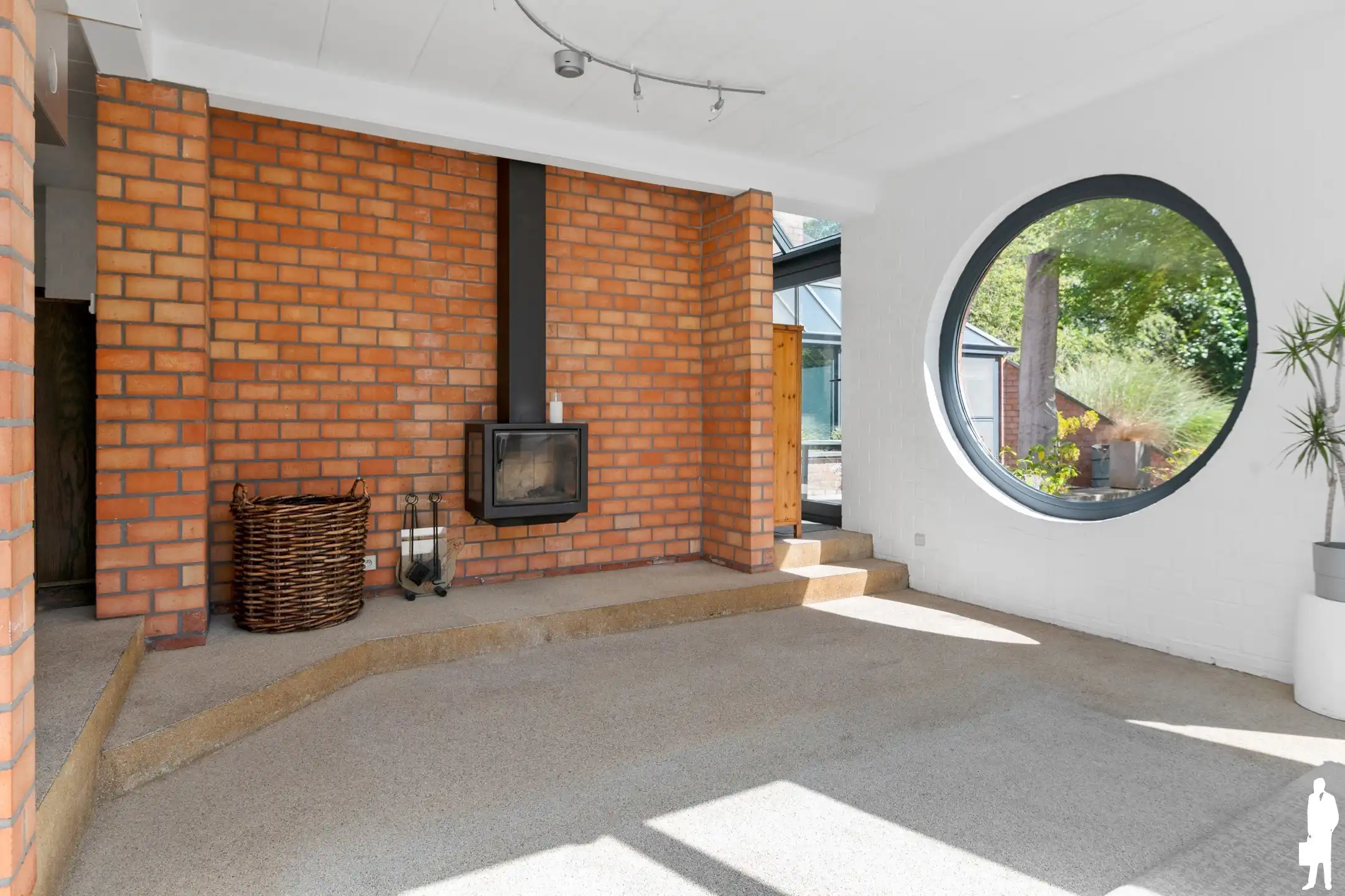 Welgelegen te renoveren villa met 5-7 slpks en 2 badks foto 23