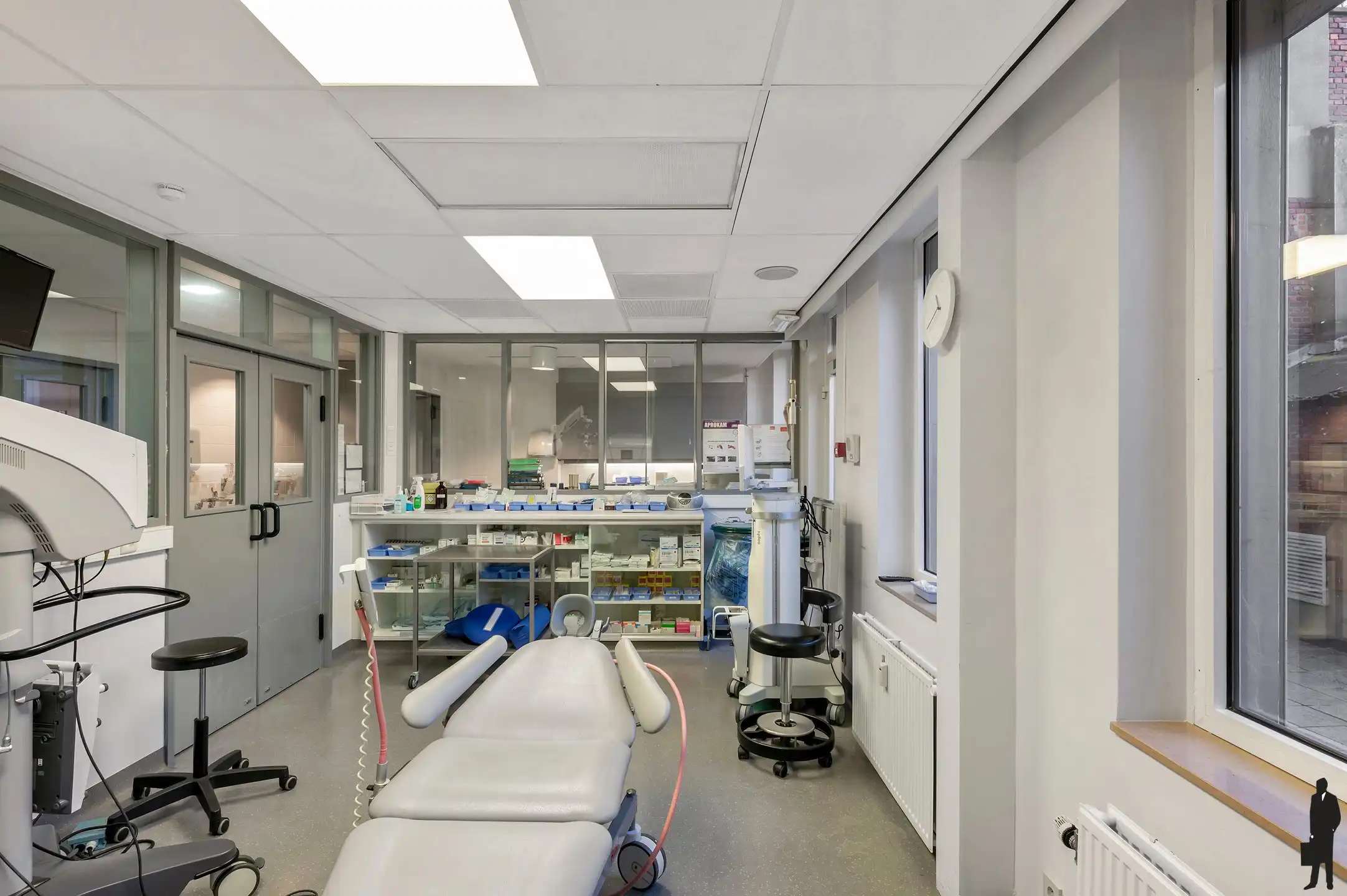 Goed onderhouden dokterspraktijk met 3 studio’s en 14 staanplaatsen foto 12