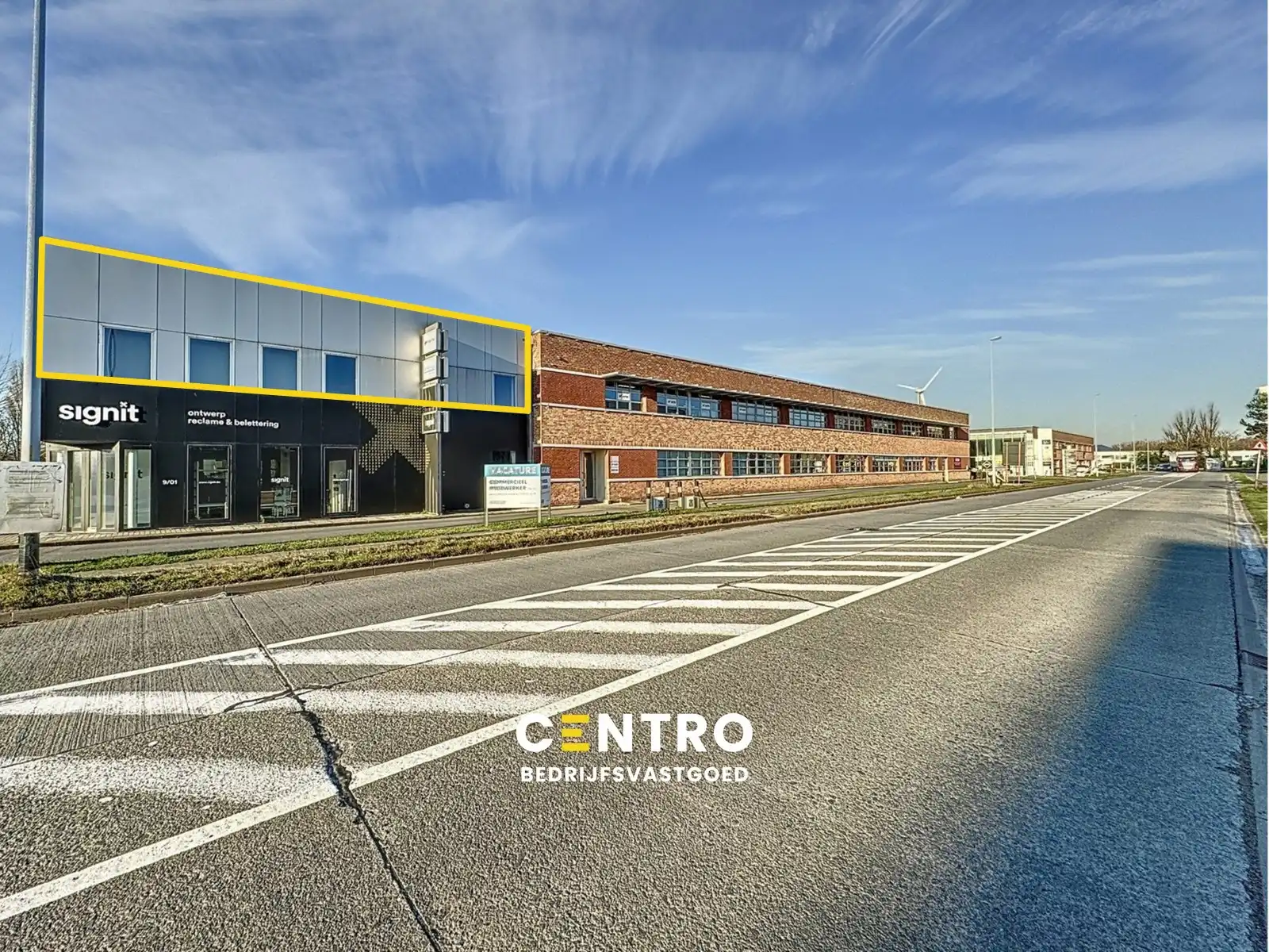 Instapklare KANTOORRUIMTE (217m²) voorzien van alle comfort (databekabeling, airco,...) en private parkeergelegenheid. Vlot bereikbaar via Expresweg van Brugge! foto {{pictureIndex}}