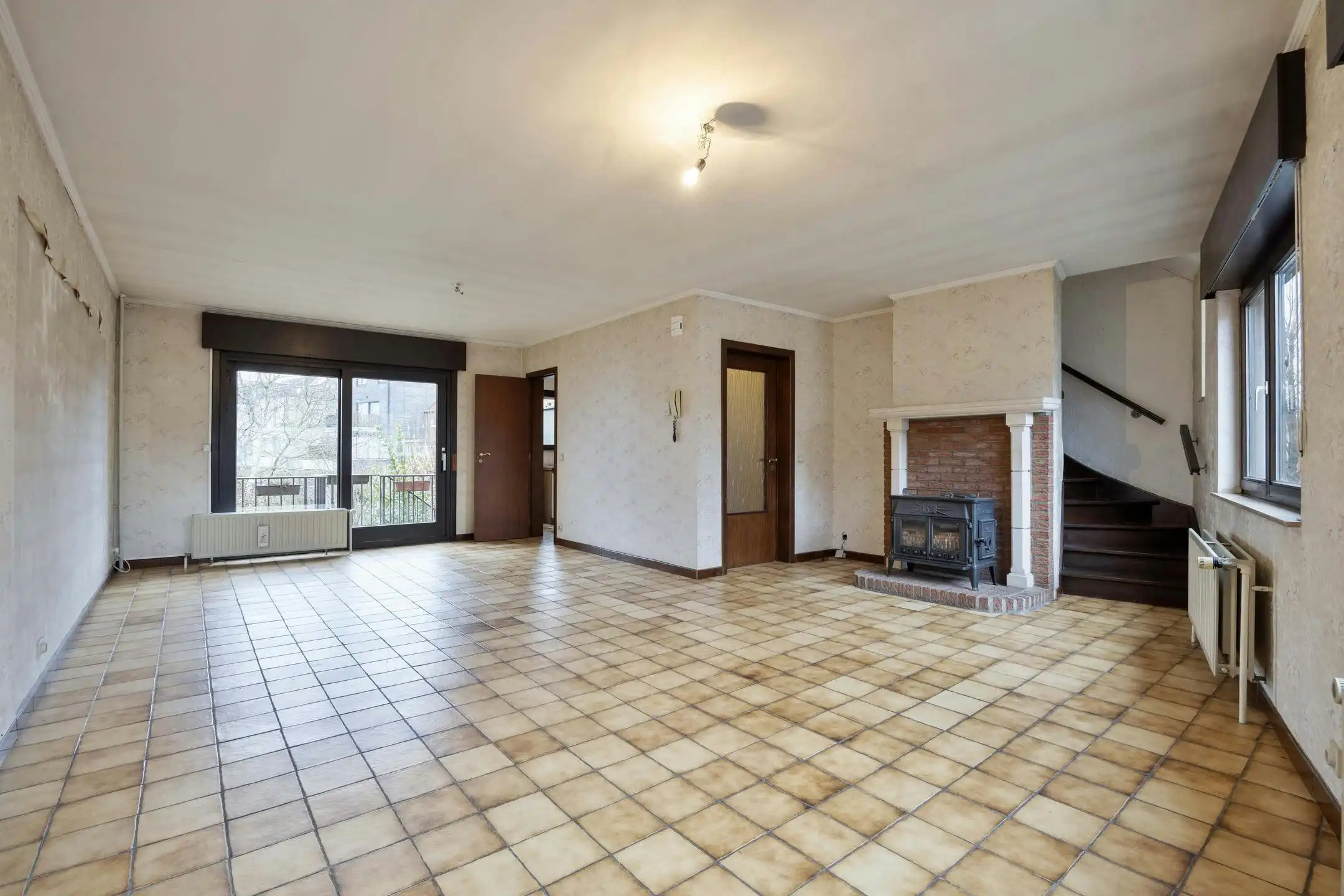 Op te frissen gezinswoning met inpandige garage en tuin op toplocatie in Strombeek! foto 4