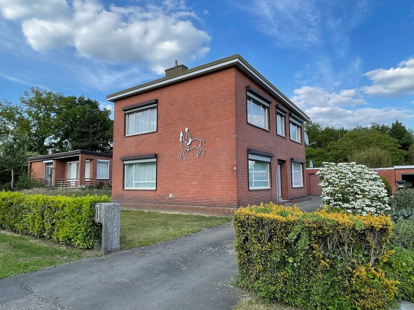 Genk, Gansenwijer 12. Ruime woning met 4 slaapkamers, bureau, veranda, garage, tuinhuis en grote tuin op een perceel van 27a 08ca. foto 3