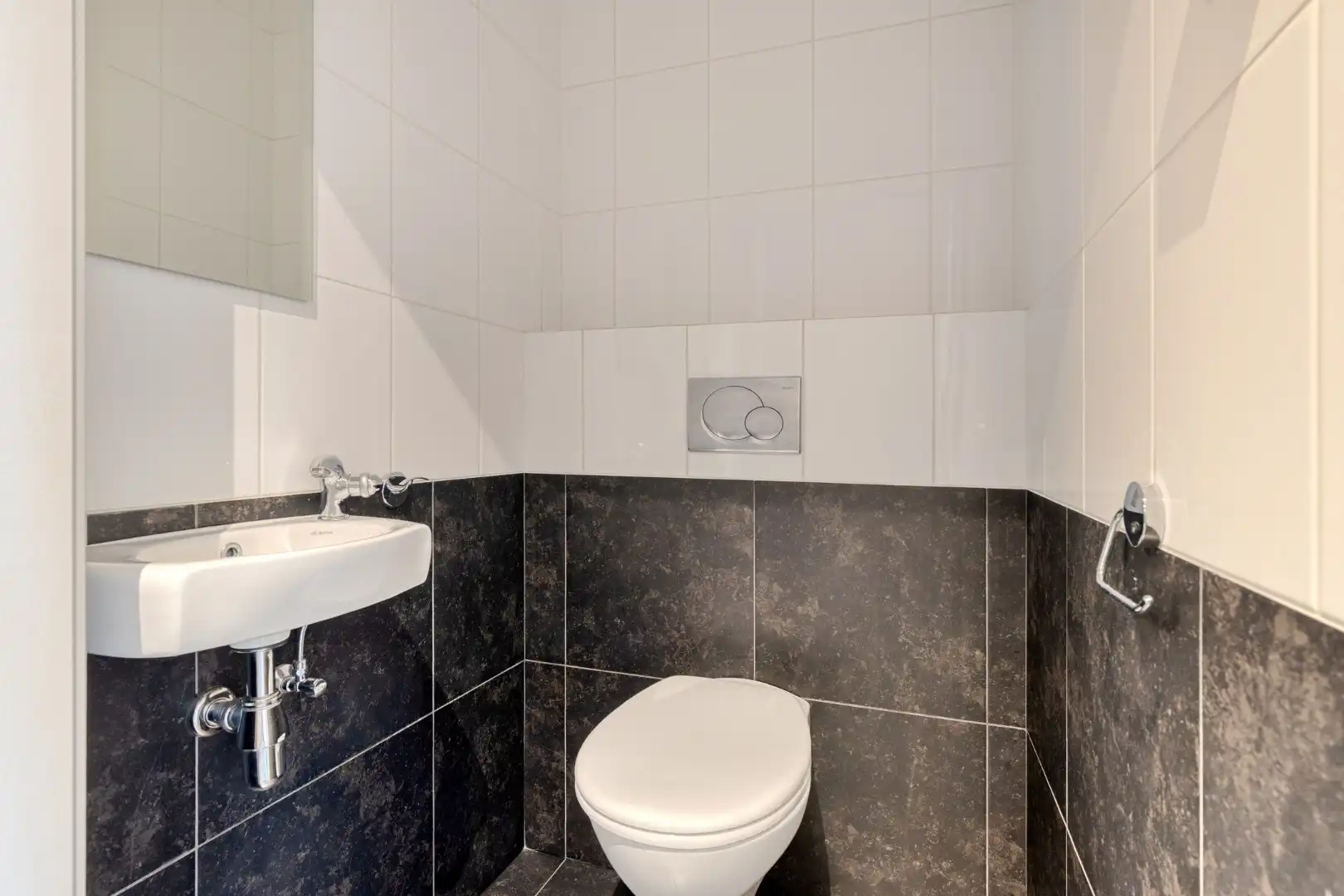 Instapklaar handelspand met ruime kelder en voldoende parking in het centrum van Geel ! foto 16