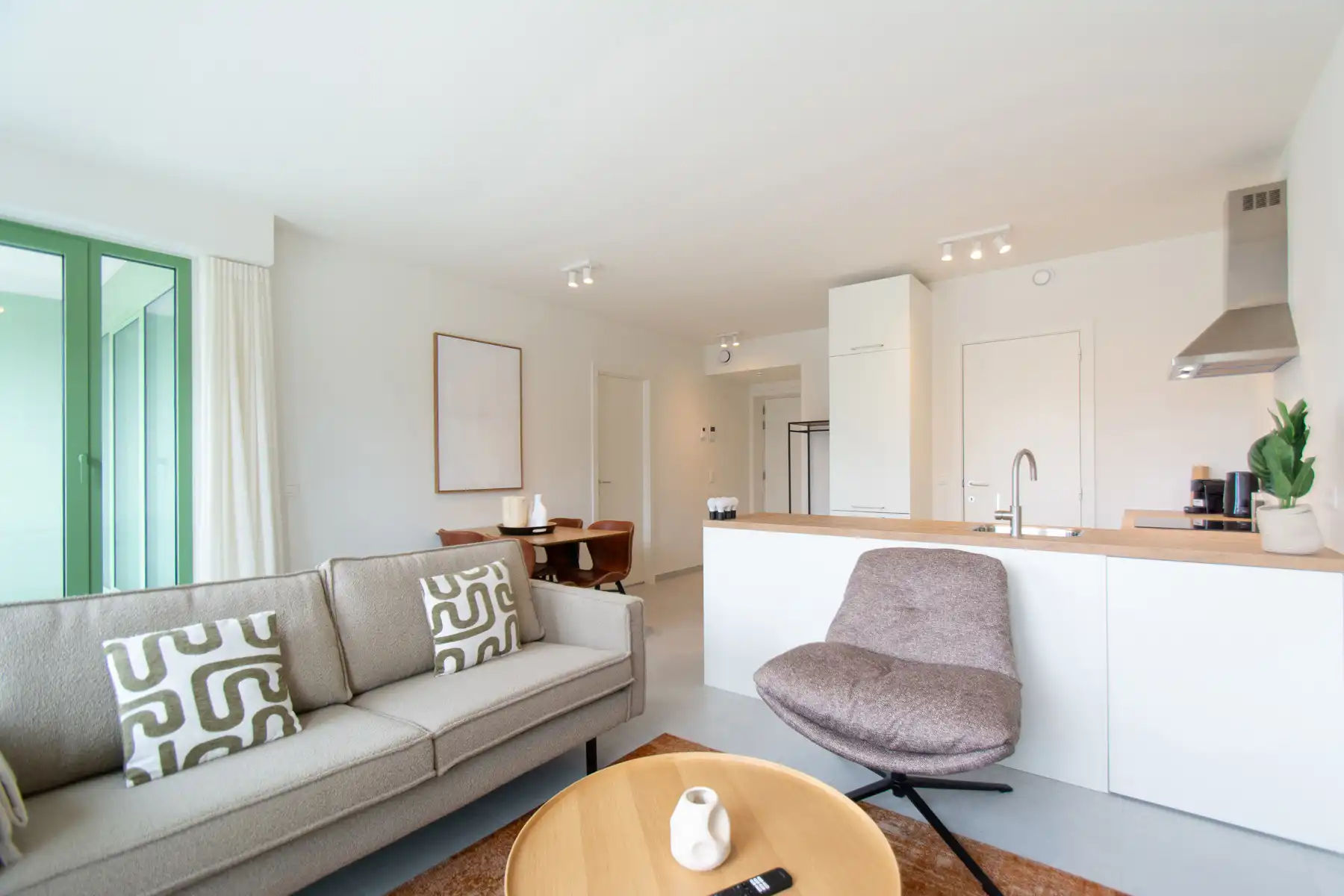 Prachtig gemeubeld 1- kamer appartement met mooi terras foto 3