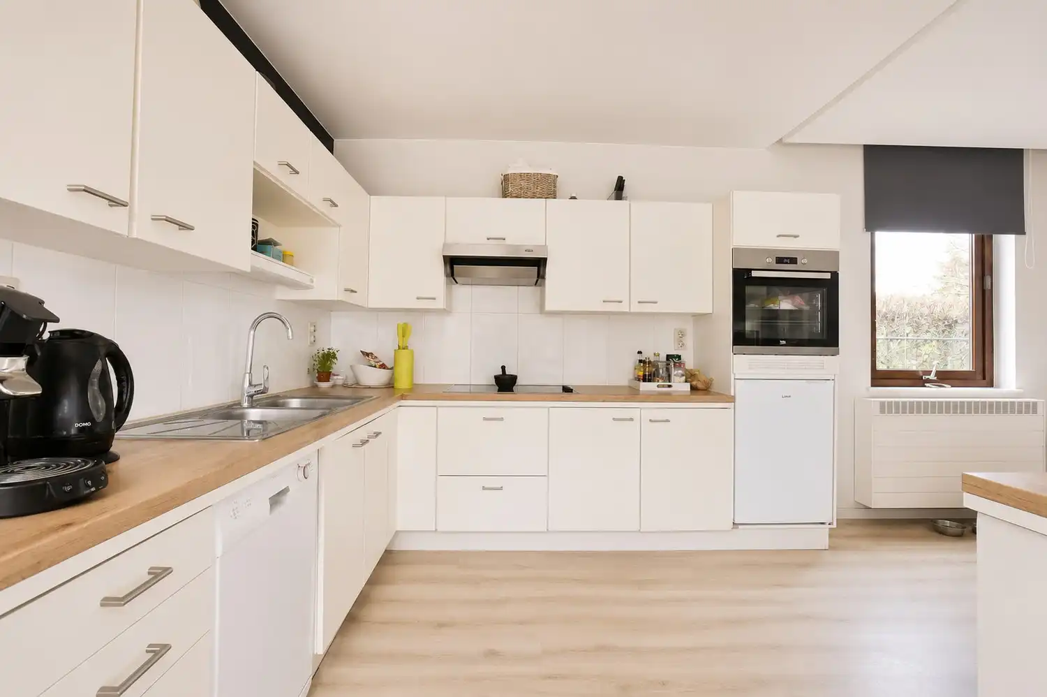 Royale gezinswoning met 4 slaapkamers op toplocatie, inclusief naastliggend perceel grond foto 12