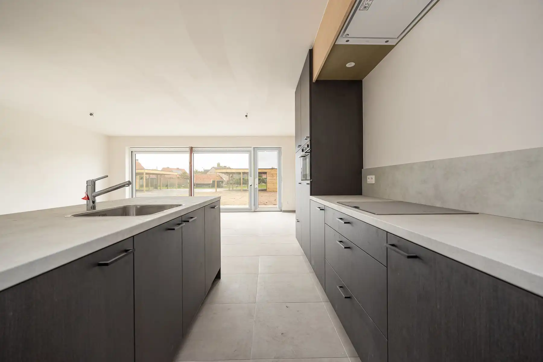 Halfopen woning met 3 slaapkamers en carport/fietsenberging op perceel van ca 370 m² foto 4