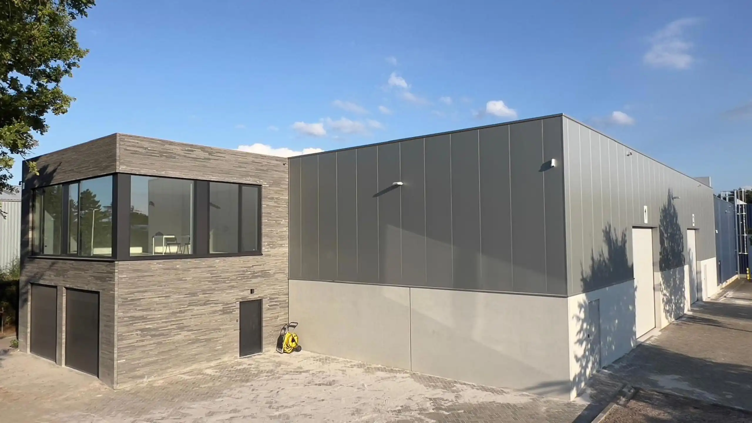 Nieuwbouw KMO-unit met 6 autostaanplaatsen te Beerse. foto 2